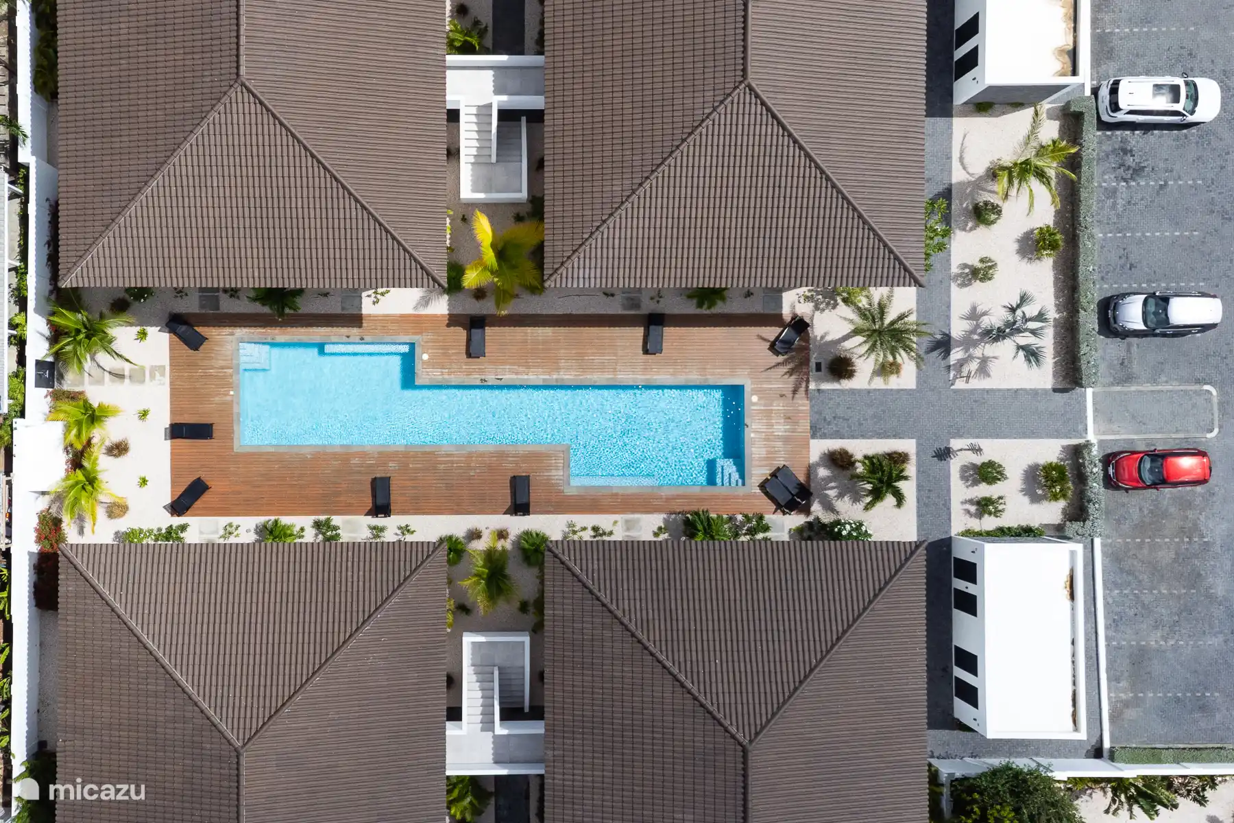 Bovenaanzicht van het CBW 366 resort en grote zwembad