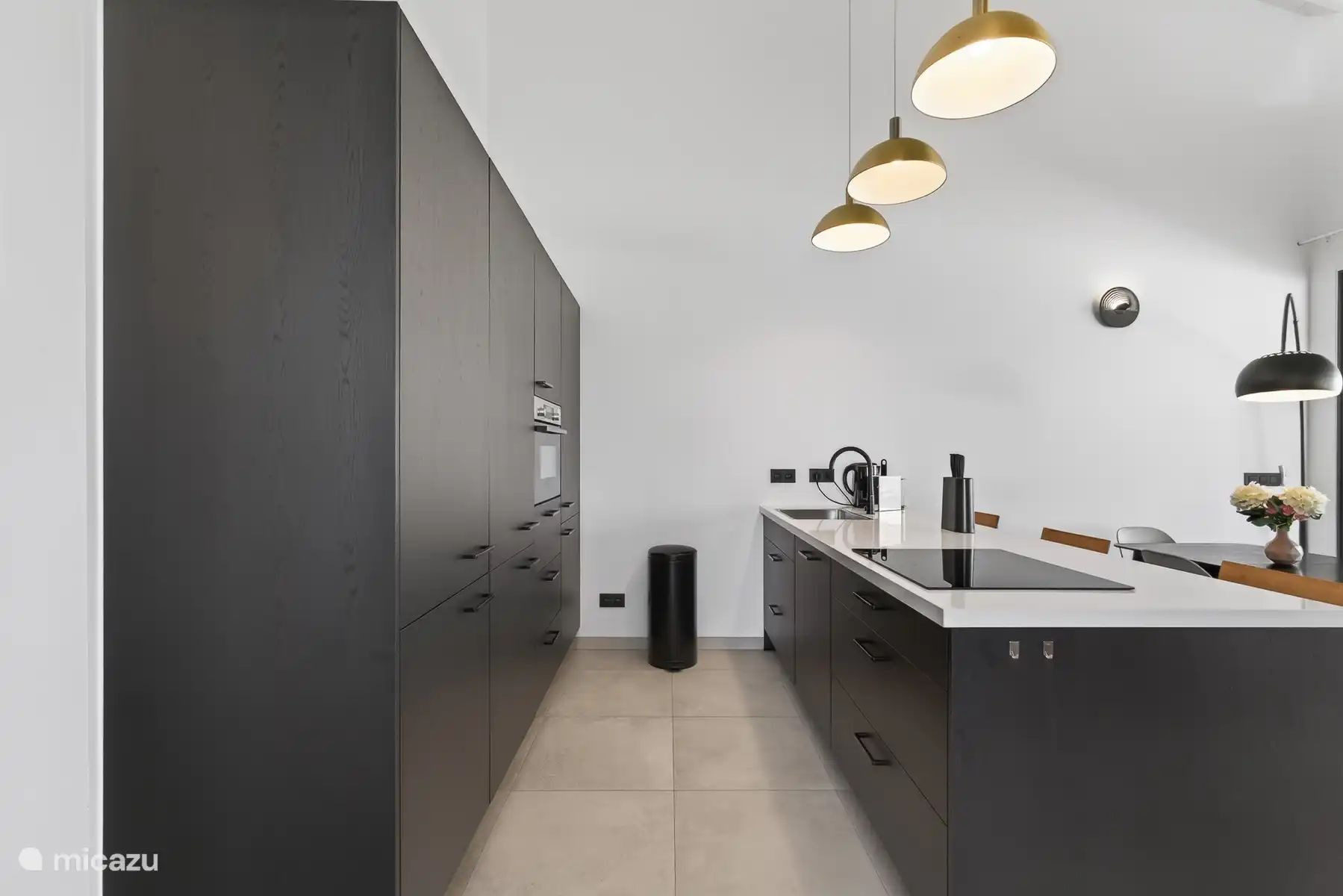 Moderne keuken van alle gemakken voorzien