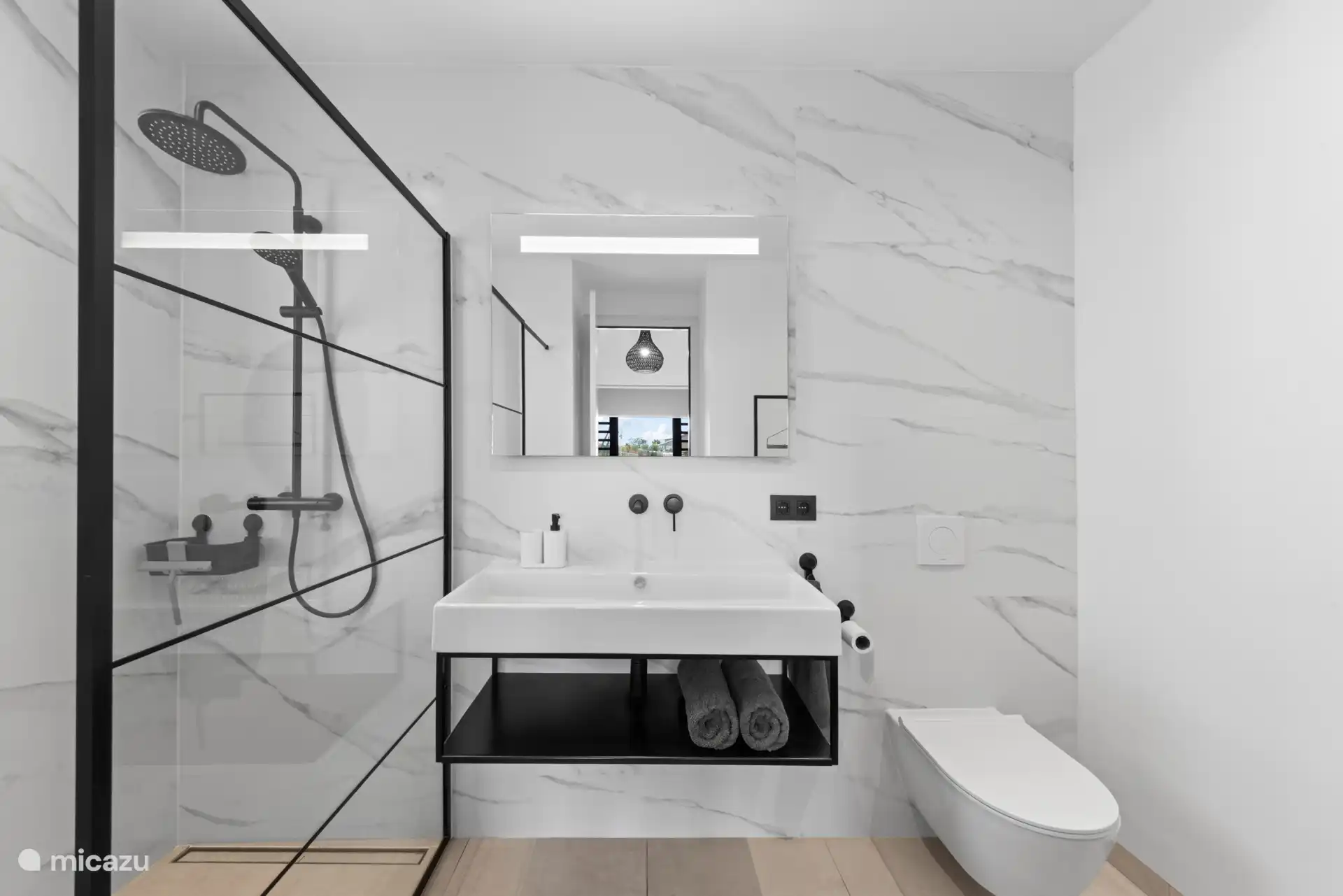 De ensuite badkamer