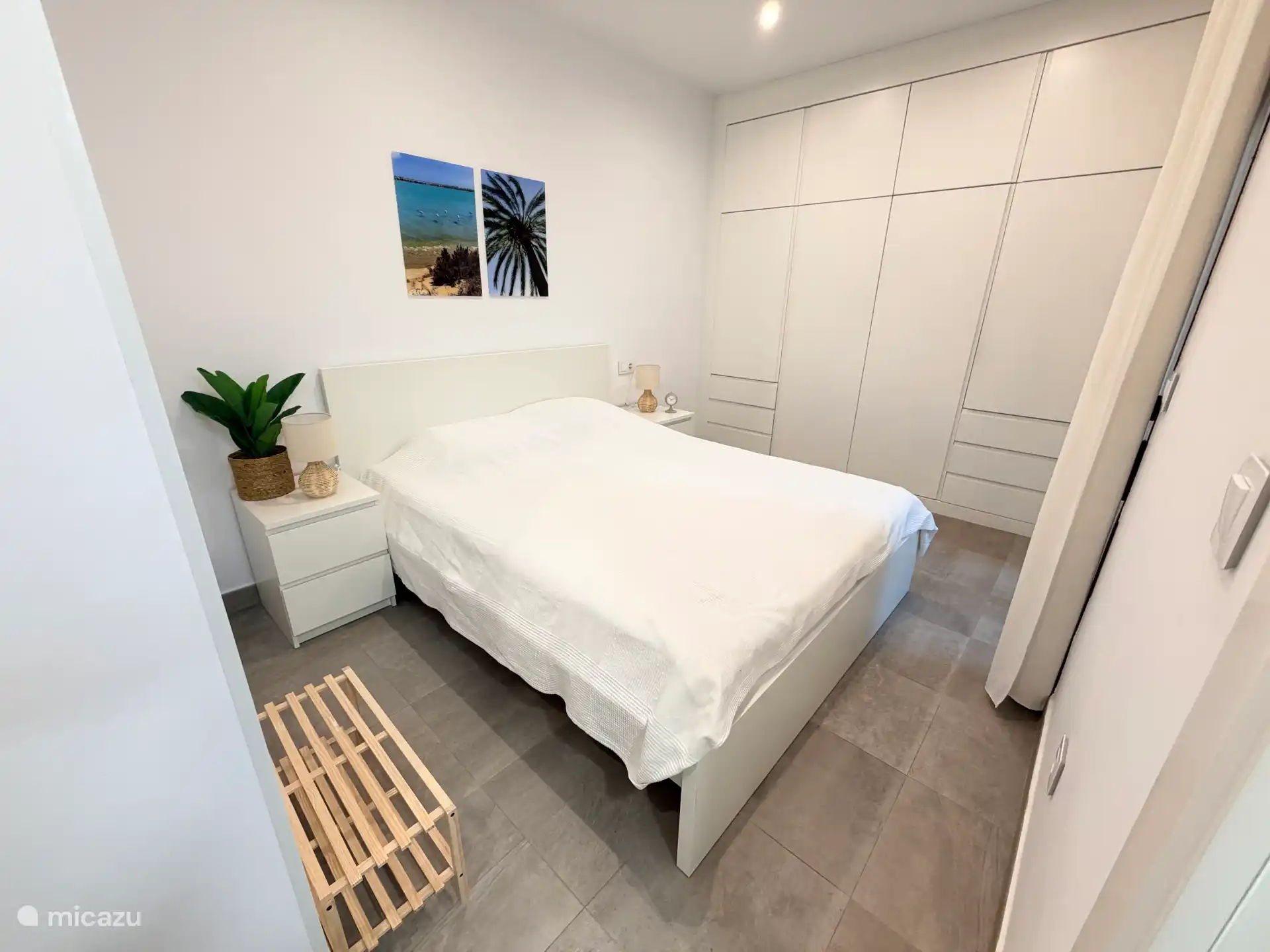 Slaapkamer 2 met queensize bed en en-suite badkamer