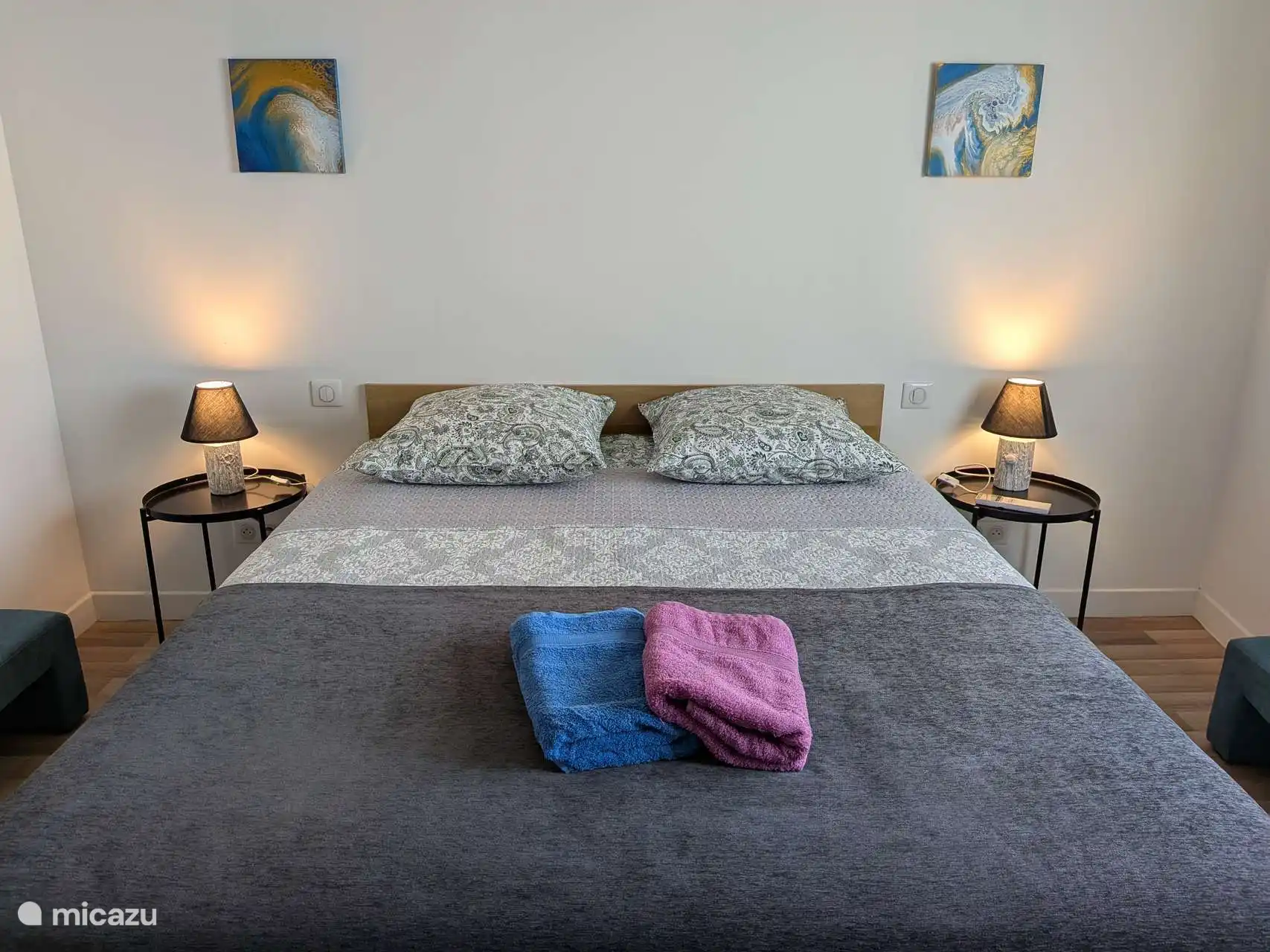 Dormitorio con aire acondicionado, cama tamaño queen 160x200 cm