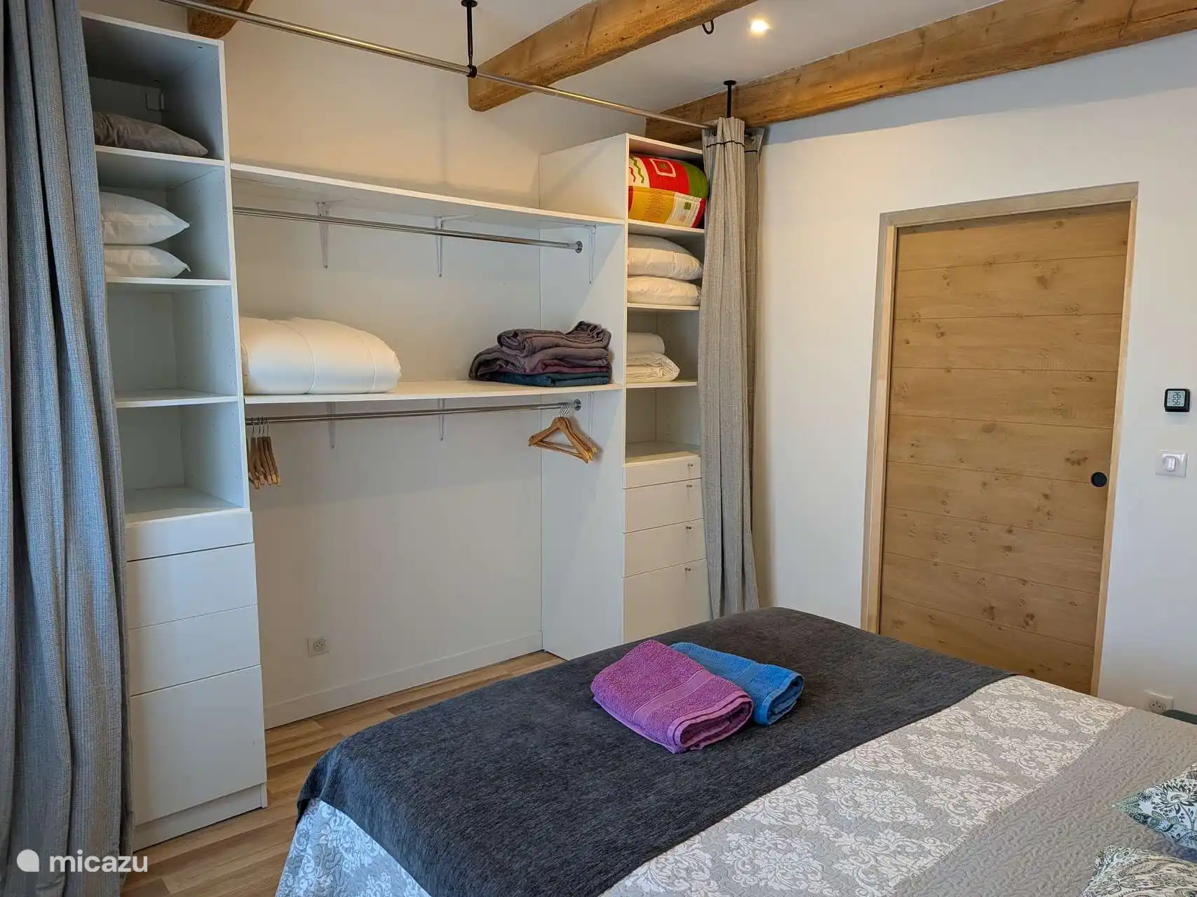 Dormitorio con gran vestidor abierto
