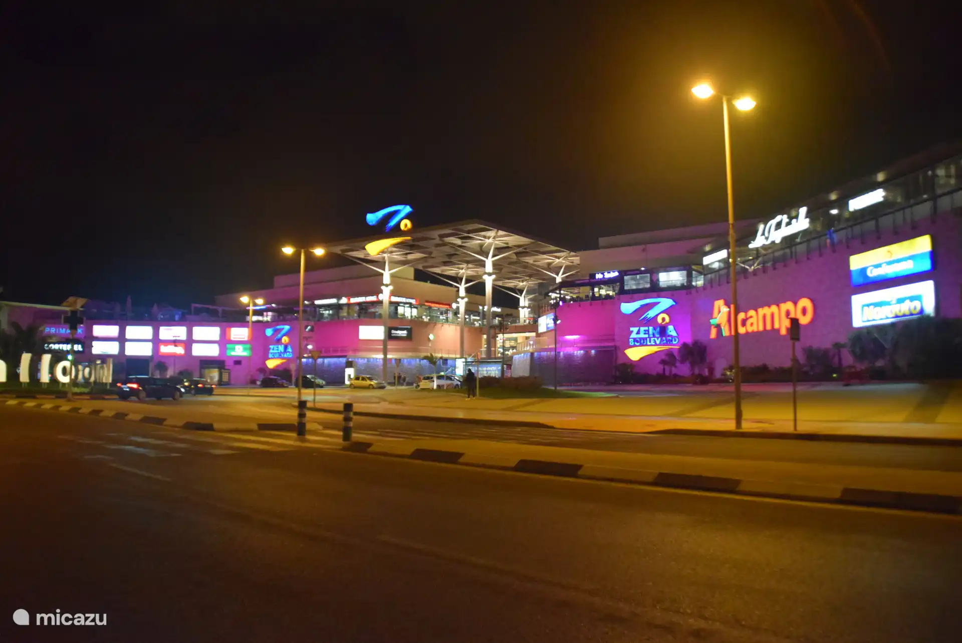 Centro Comercial « Boulevard Zenia »,
Parking gratuit au sous-sol