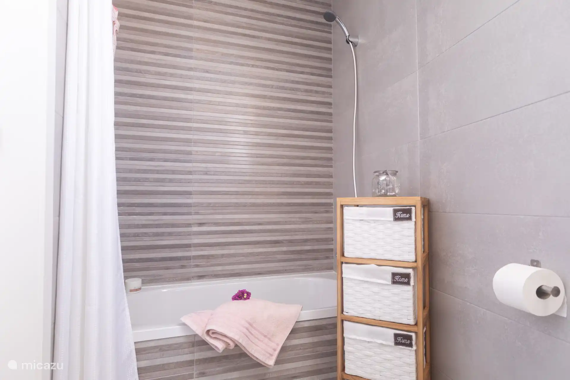 Salle de bain Rez-de-chaussée avec baignoire
