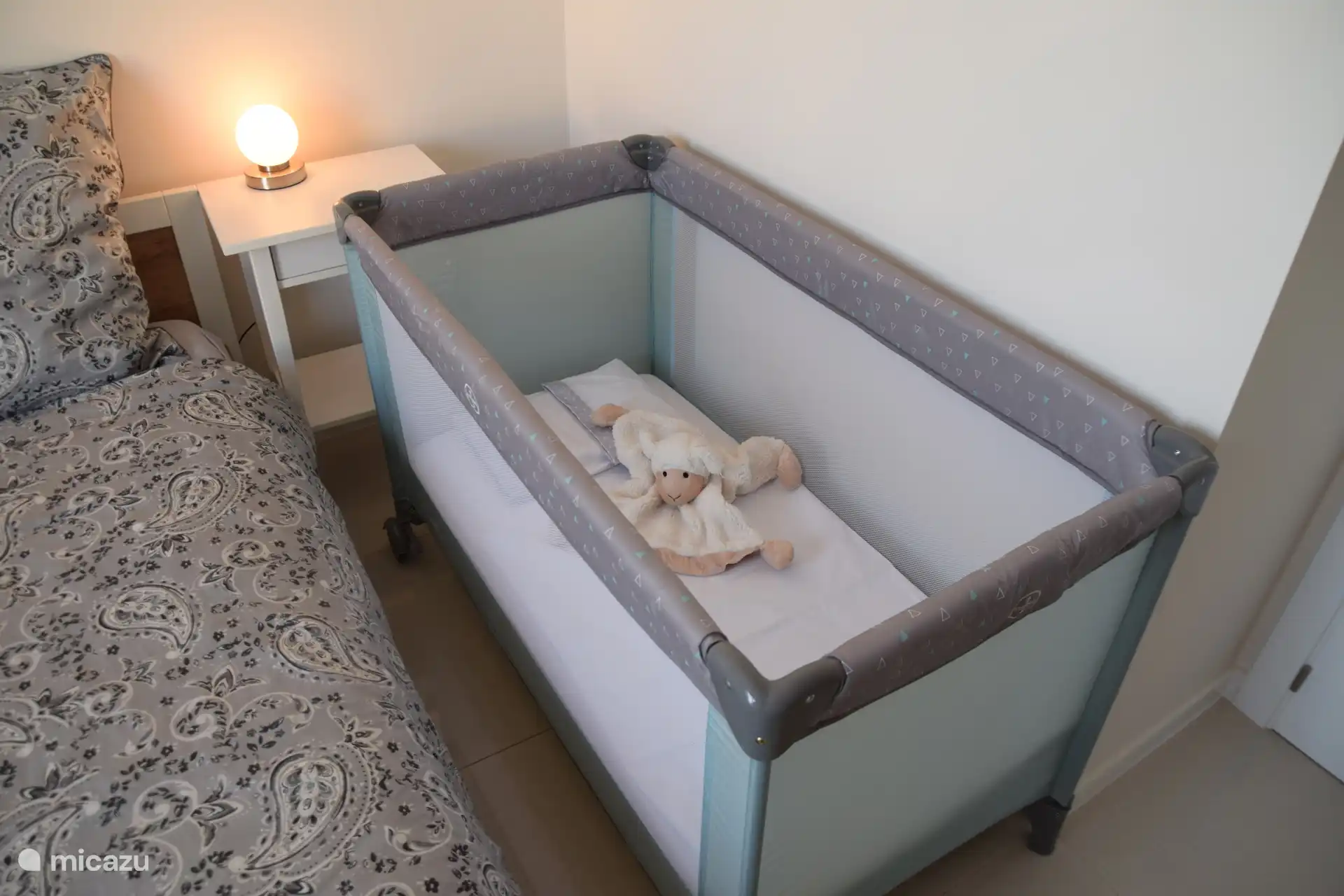 Chambre 2, lit de voyage pour bébé disponible en option