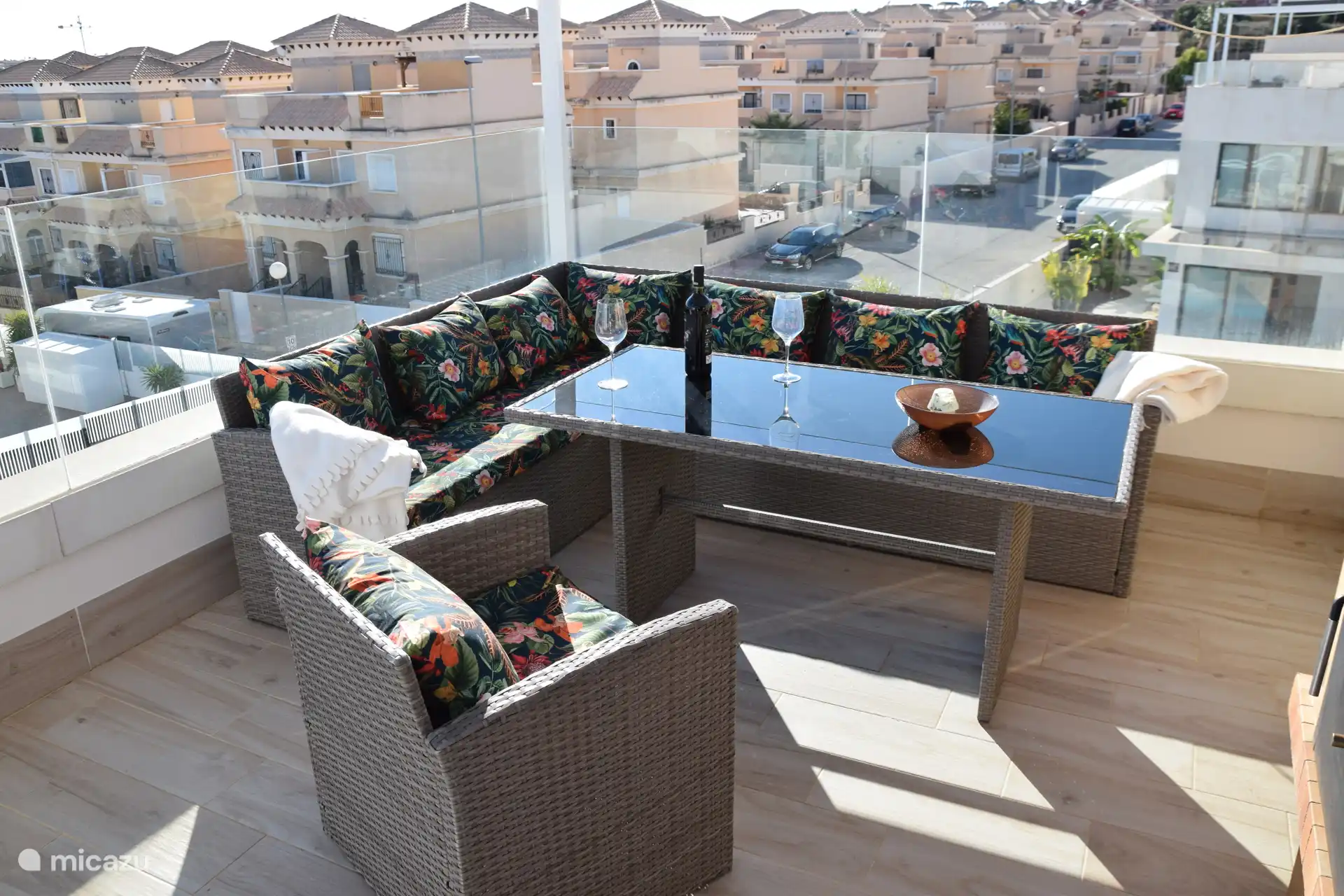 Terrasse sur le toit avec rampe en verre
