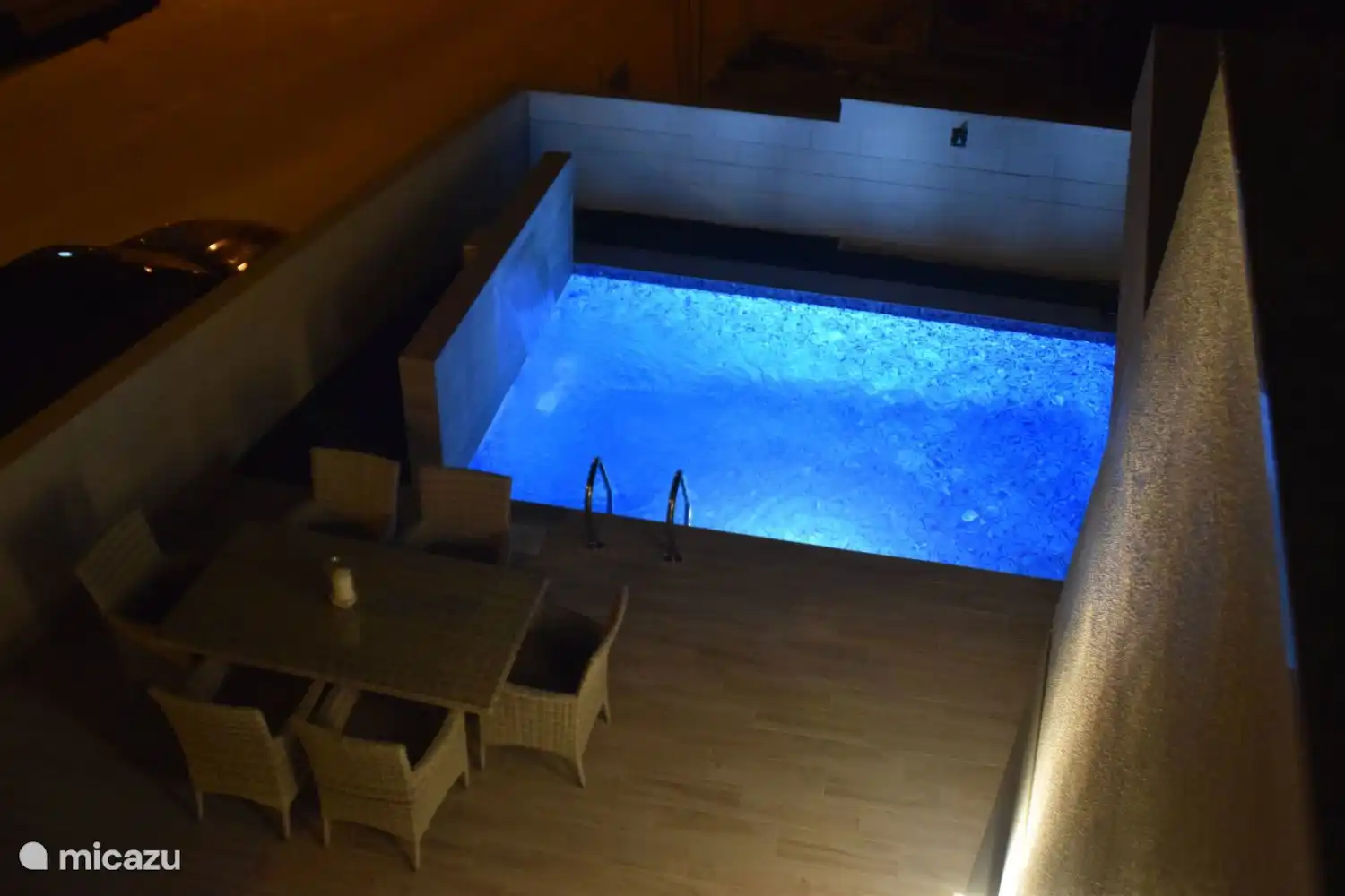 Vue depuis la terrasse sur le toit la nuit