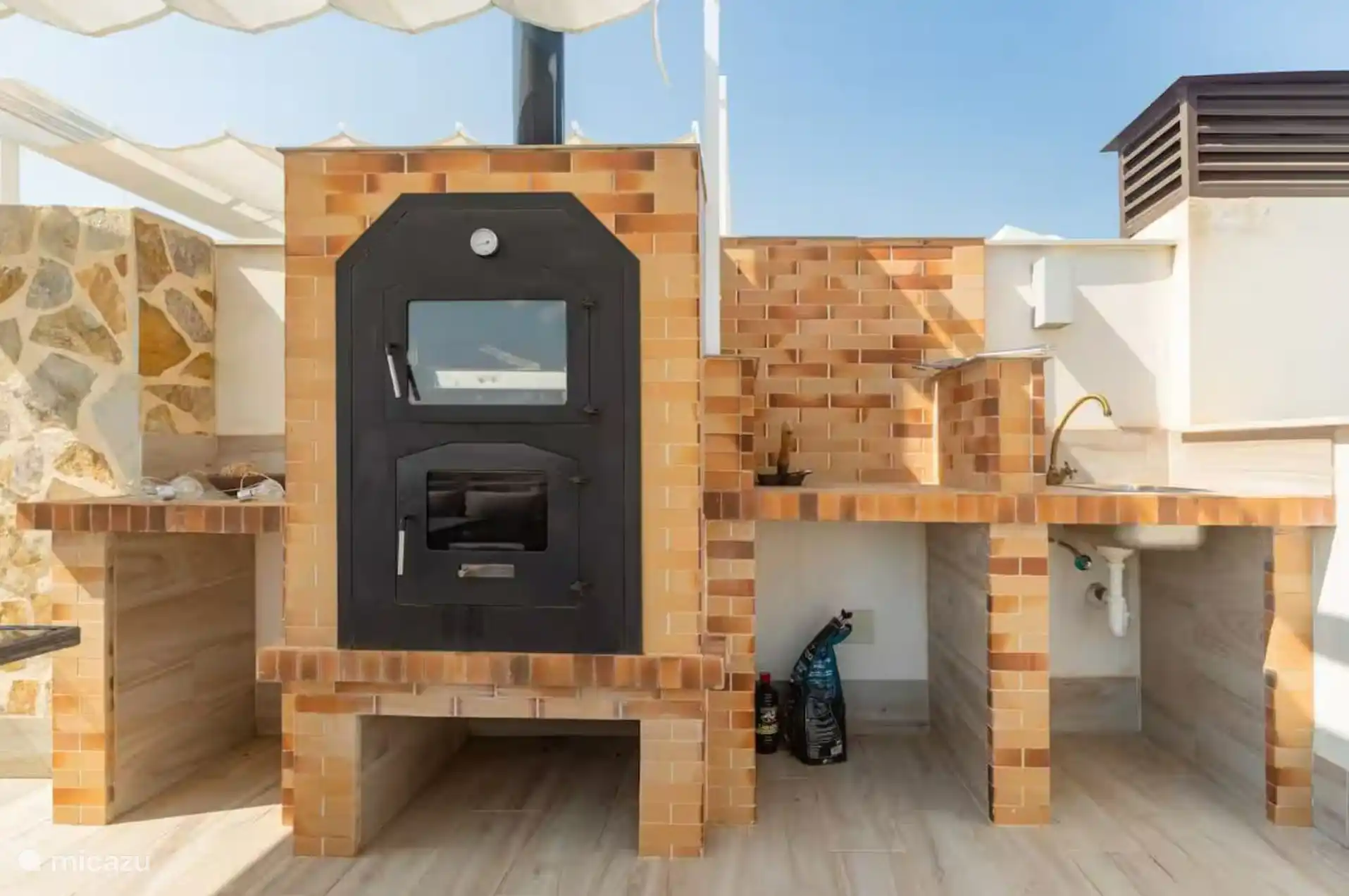 Terrasse extérieure sur le toit de la cuisine