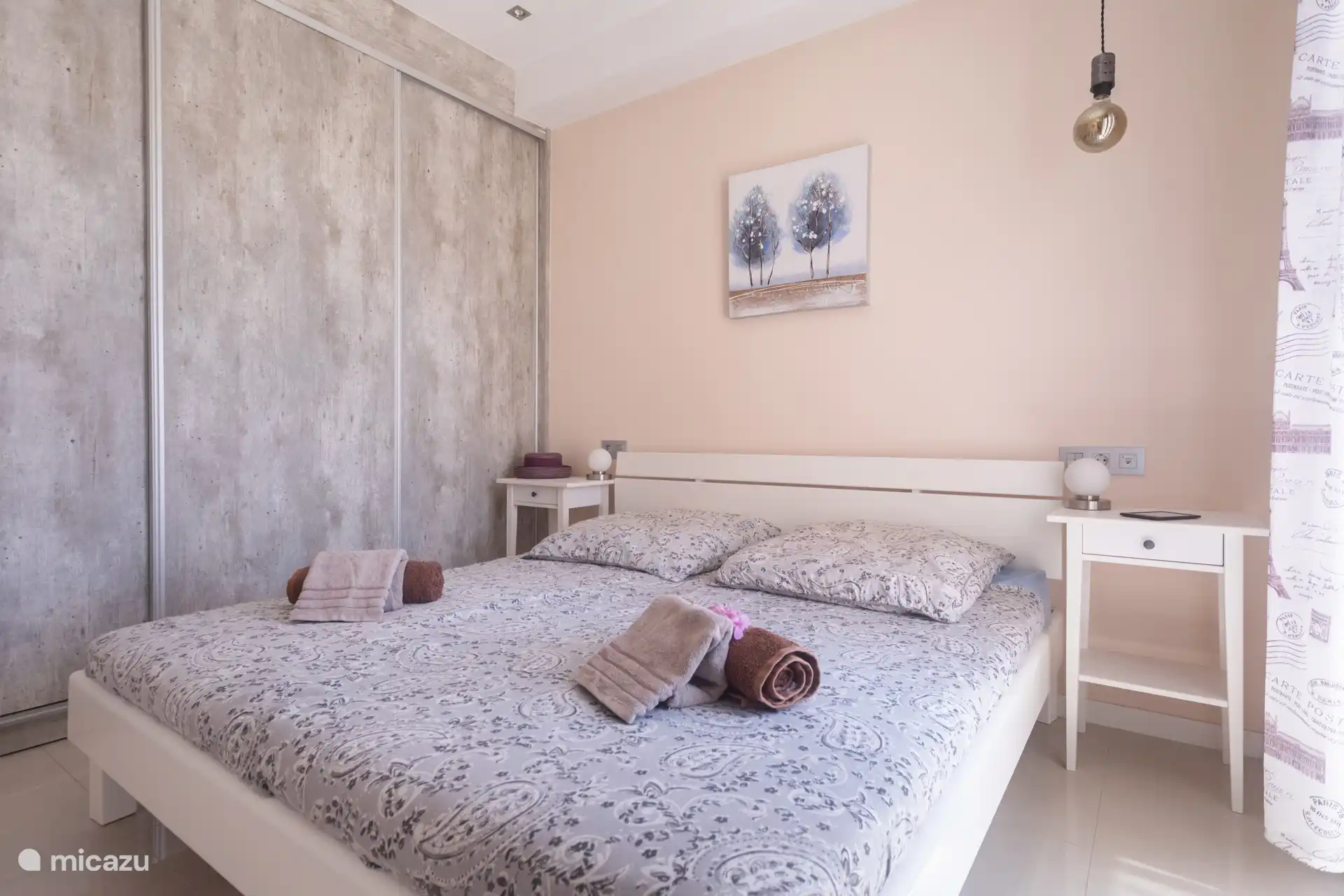Chambre 1, lit 200 x 180 cm