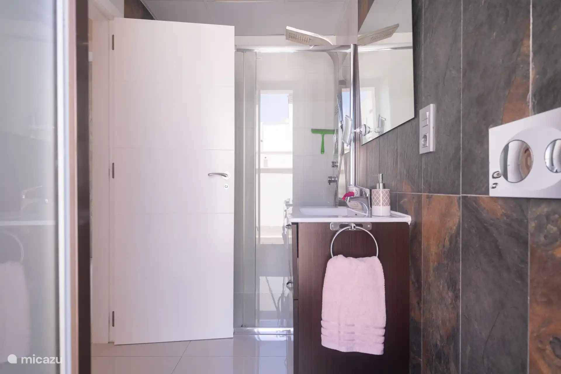 Salle de bain à l’étage avec douche multifonction