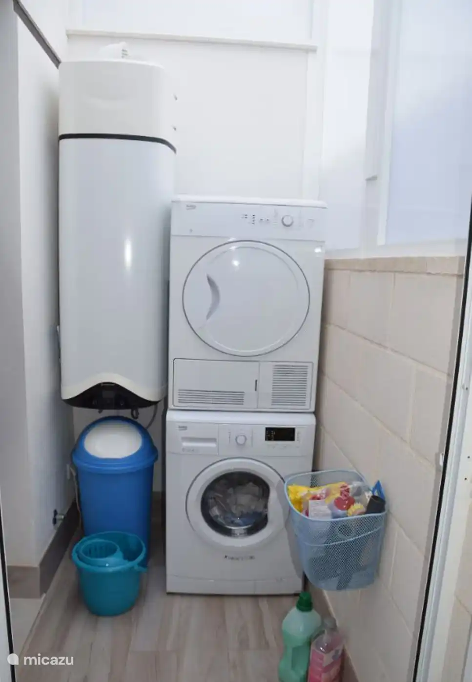Salle technique avec machine à laver, sèche-linge et chauffe-eau 