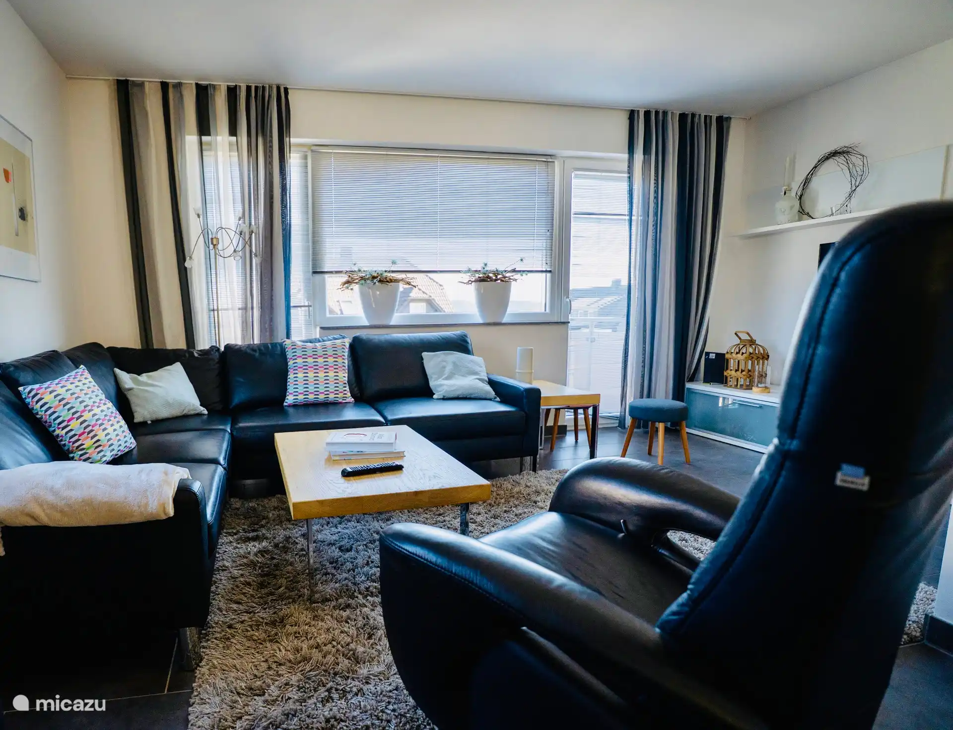 Wohnzimmer mit grossen Flachscreen TV