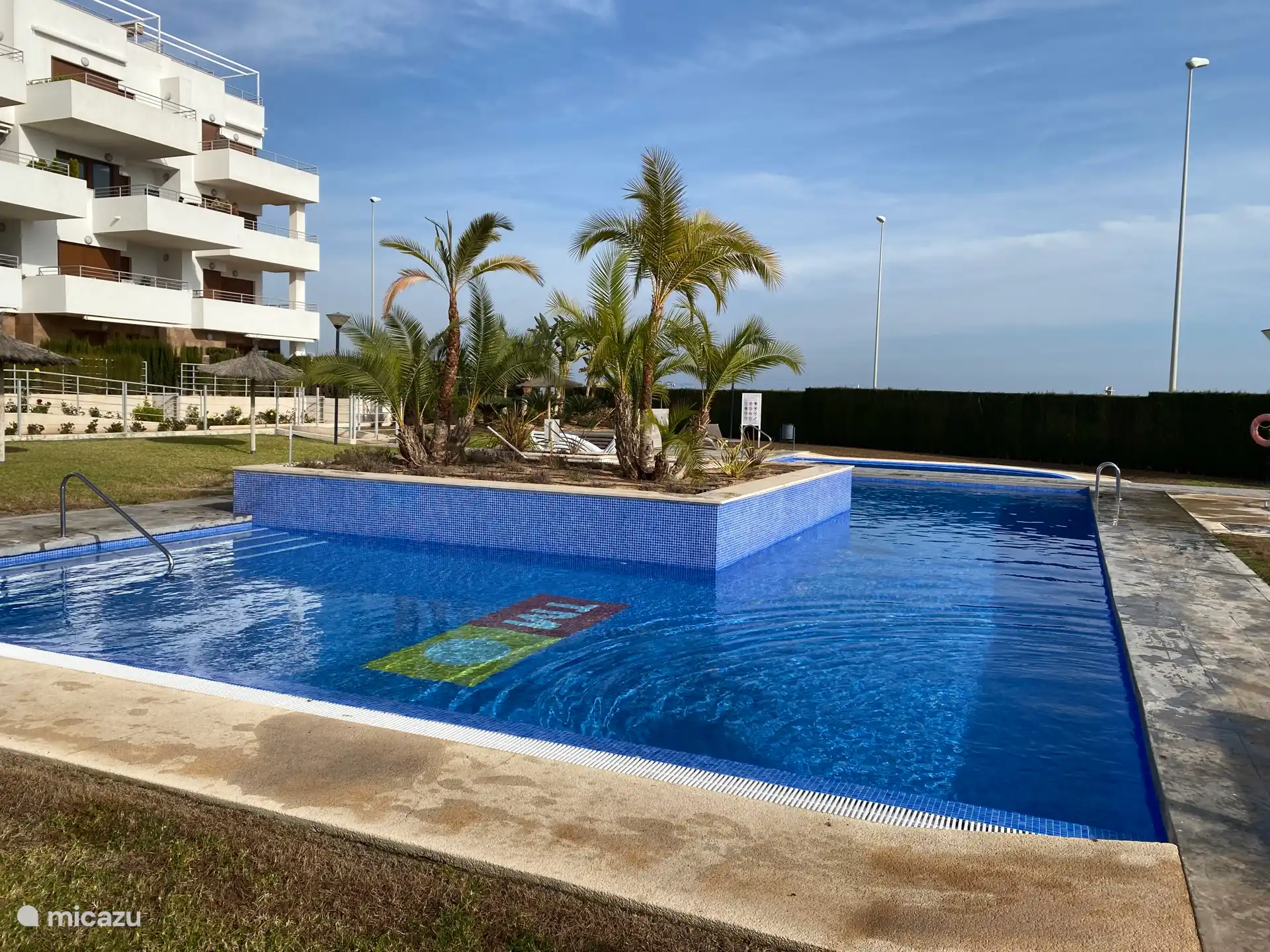 Swimming pool which has a U-shape. Separate paddling pool and heated jacuzzi.