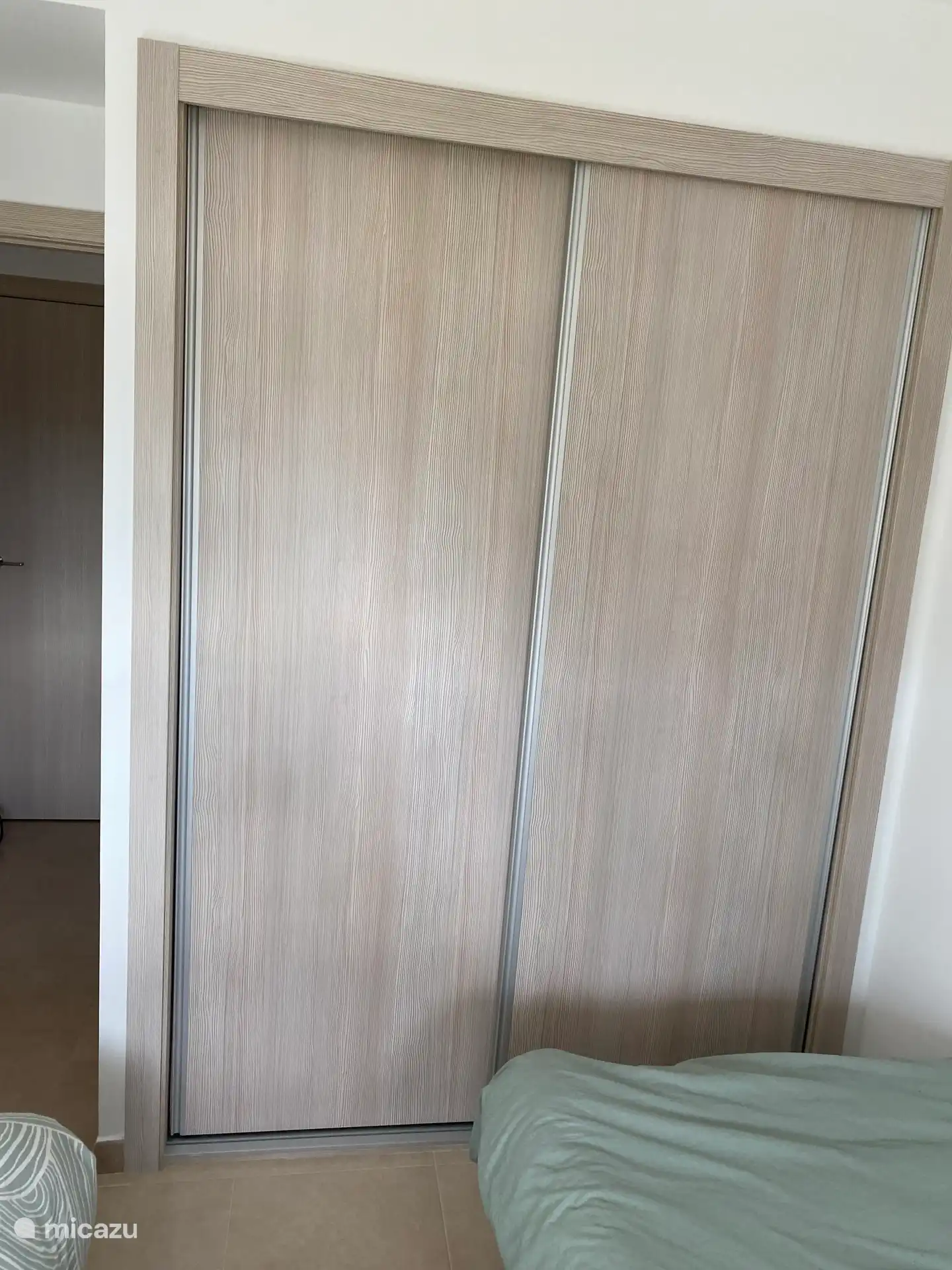 Wardrobe in bedroom 2 (also present in bedroom 1). Here you will find the towels and beach towels, among other things.