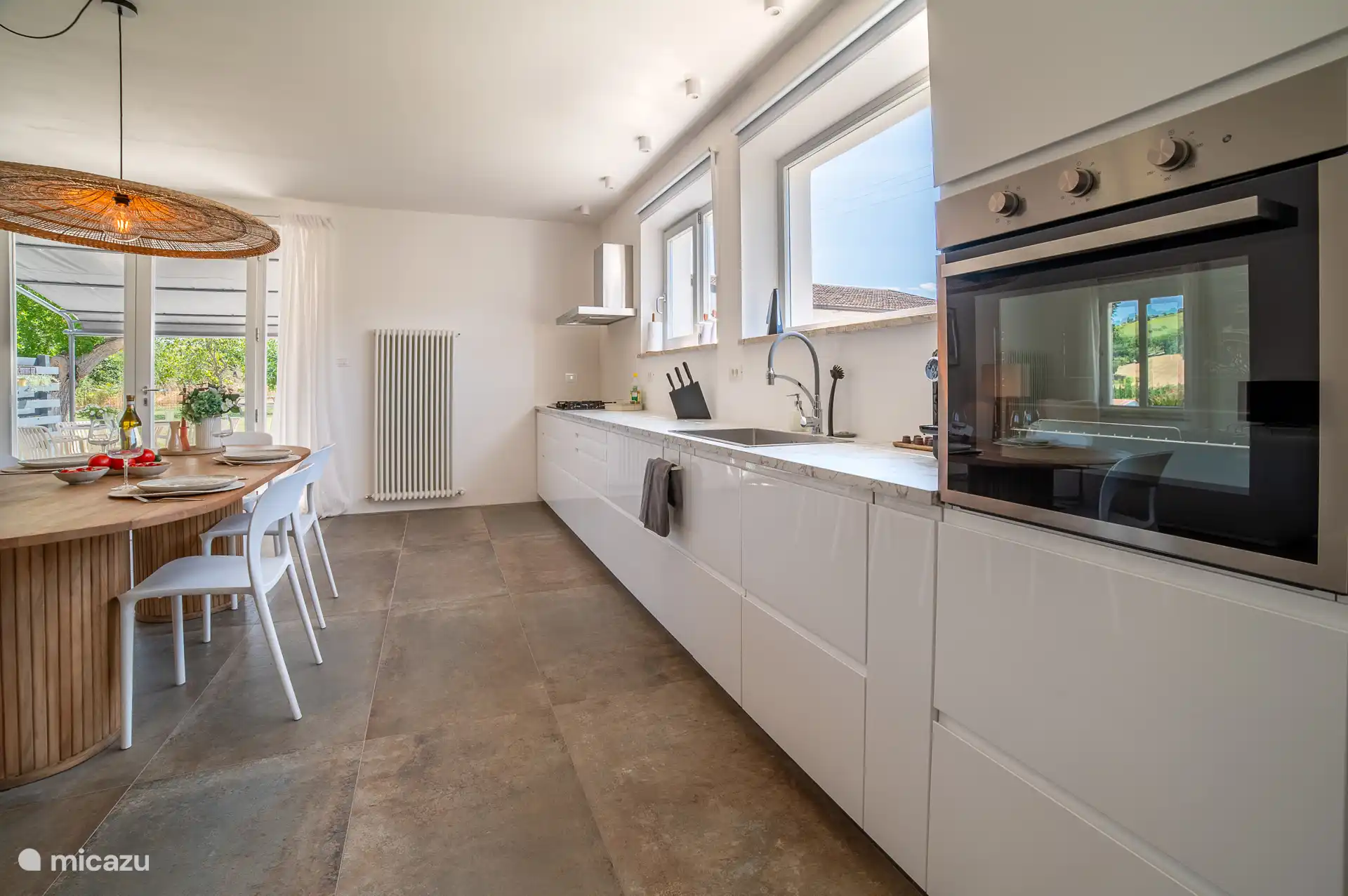 De grote keuken biedt oven, magnetron, 5-pits gas op glas kookplaat, vaatwasser, Amerikaanse koelkast en nog veel meer.