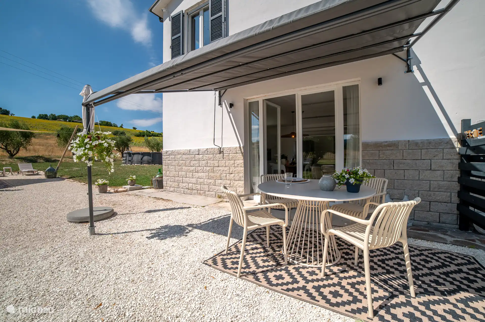 Terras bij ingang met openslaande tuindeuren van La Casetta nella Valle, tevens voorzien van een grote gas BBQ met extra kookplaat