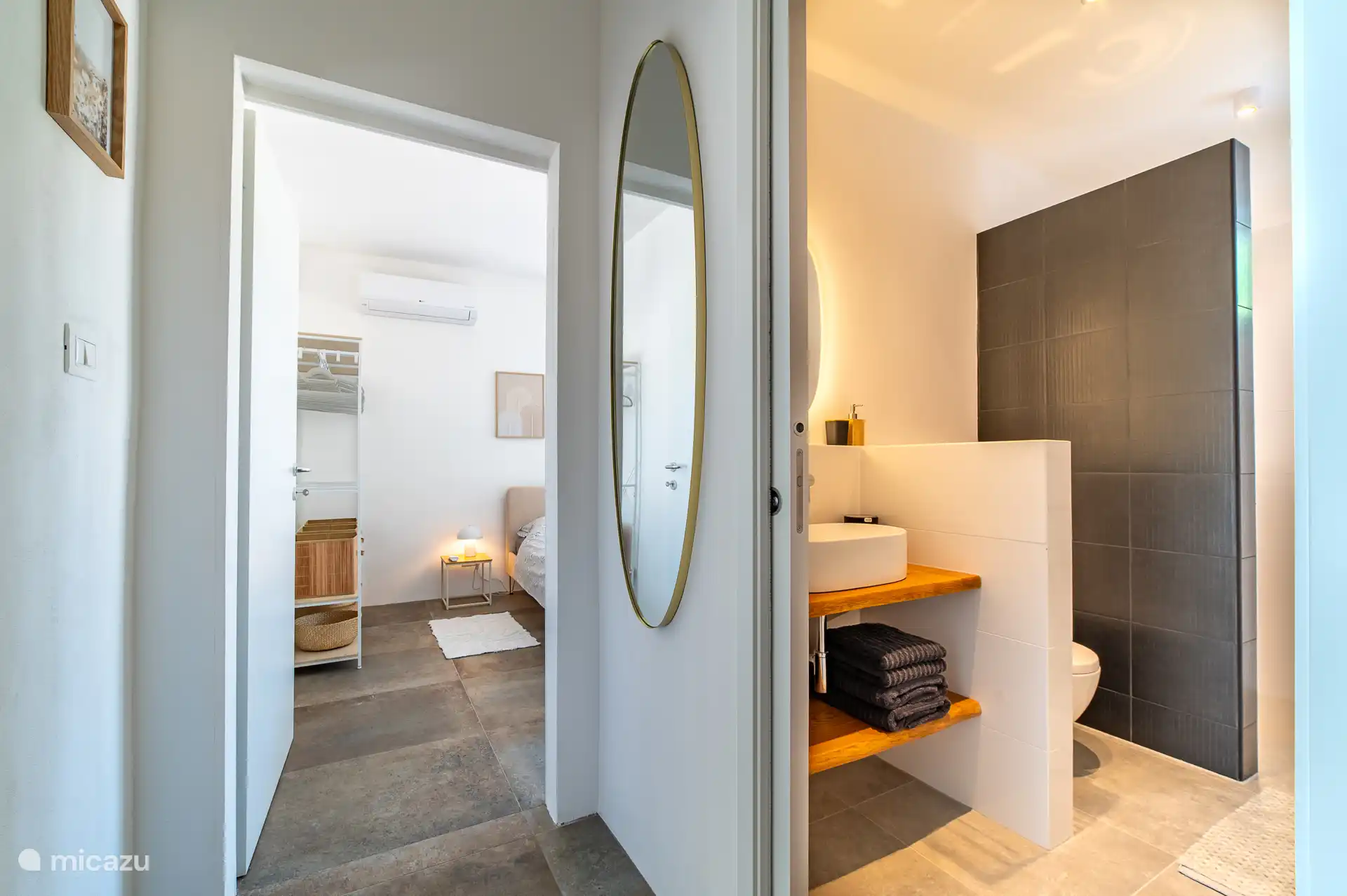 Vanuit de slaapkamer ben je in 2 passen in de bijzondere design badkamer, bijna een ensuite badkamer.