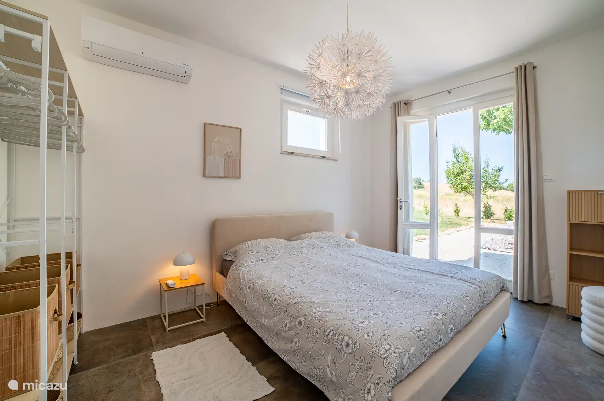 Boutique slaapkamer met open design gardarobemeubel, airco en ventilator