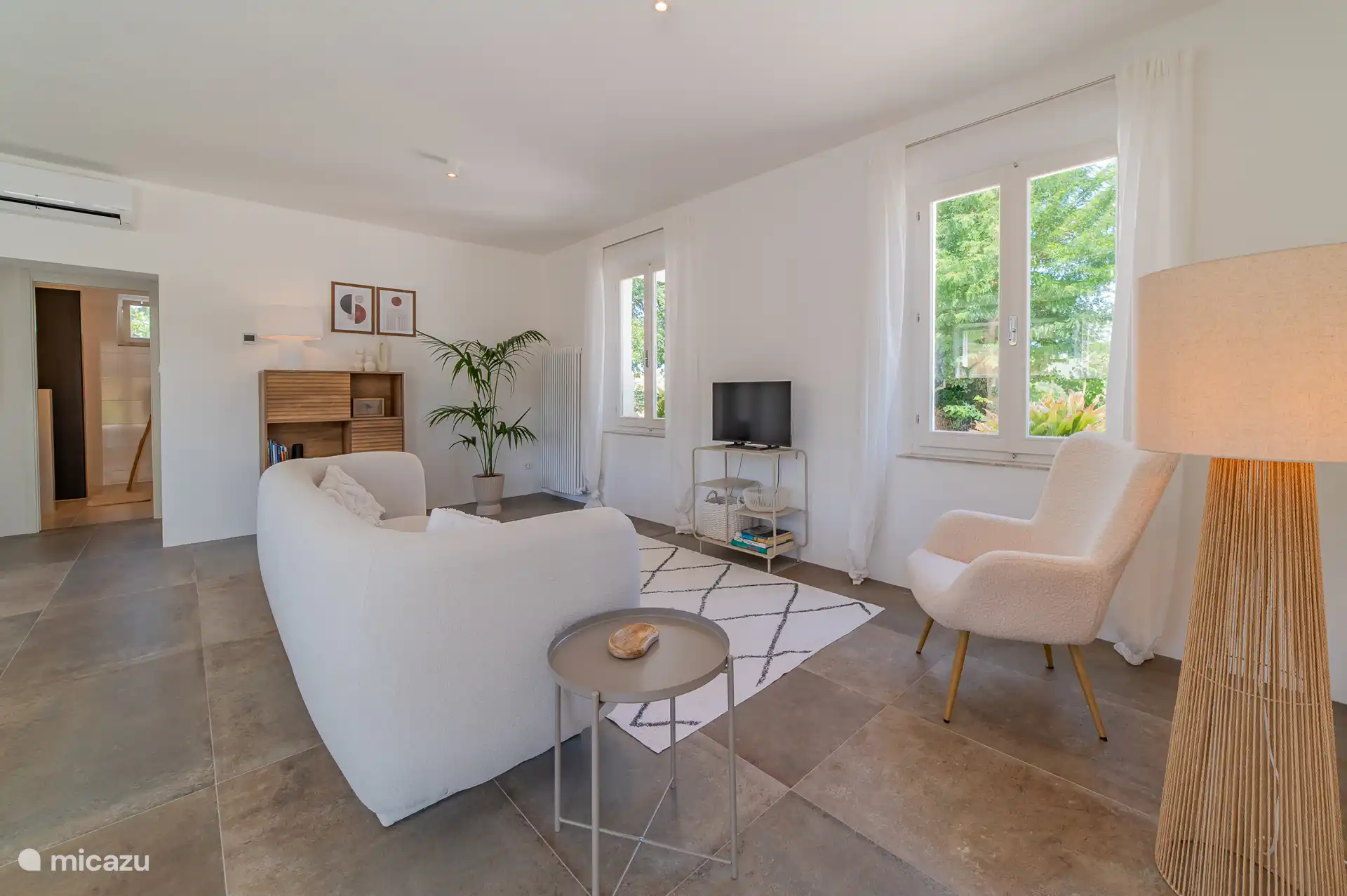 Naast de grote keuken in de woonkamer, staat een grote comfi zitbank en fauteuil. De tv met Chromecast heeft Nl tv zenders