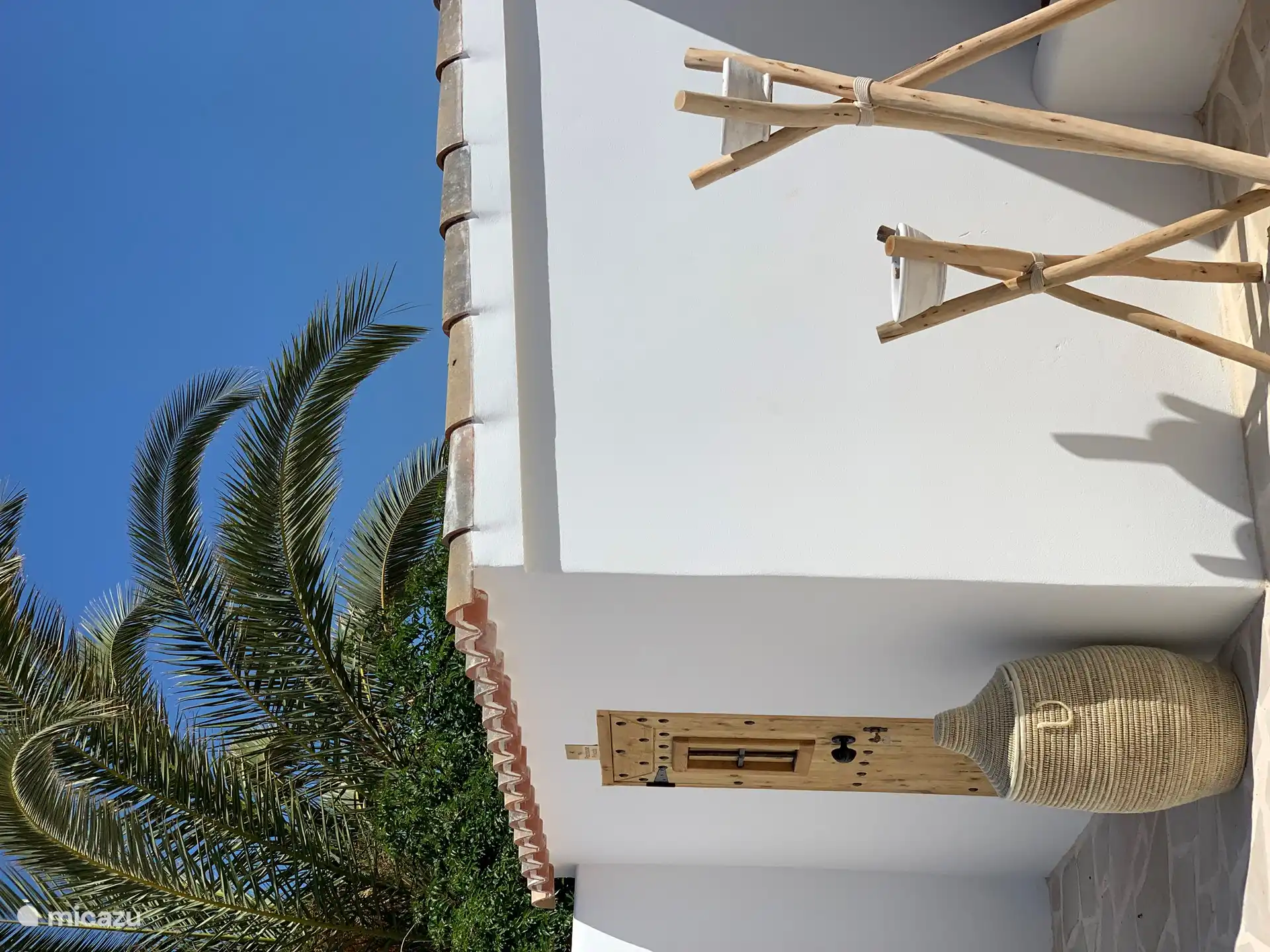 Zona de piscina Villa Mero con amplia terraza exterior, con varios. zonas de estar, ducha exterior, aseo independiente), seguido de la cocina exterior cubierta con barbacoa de gas y una iluminación encantadora.