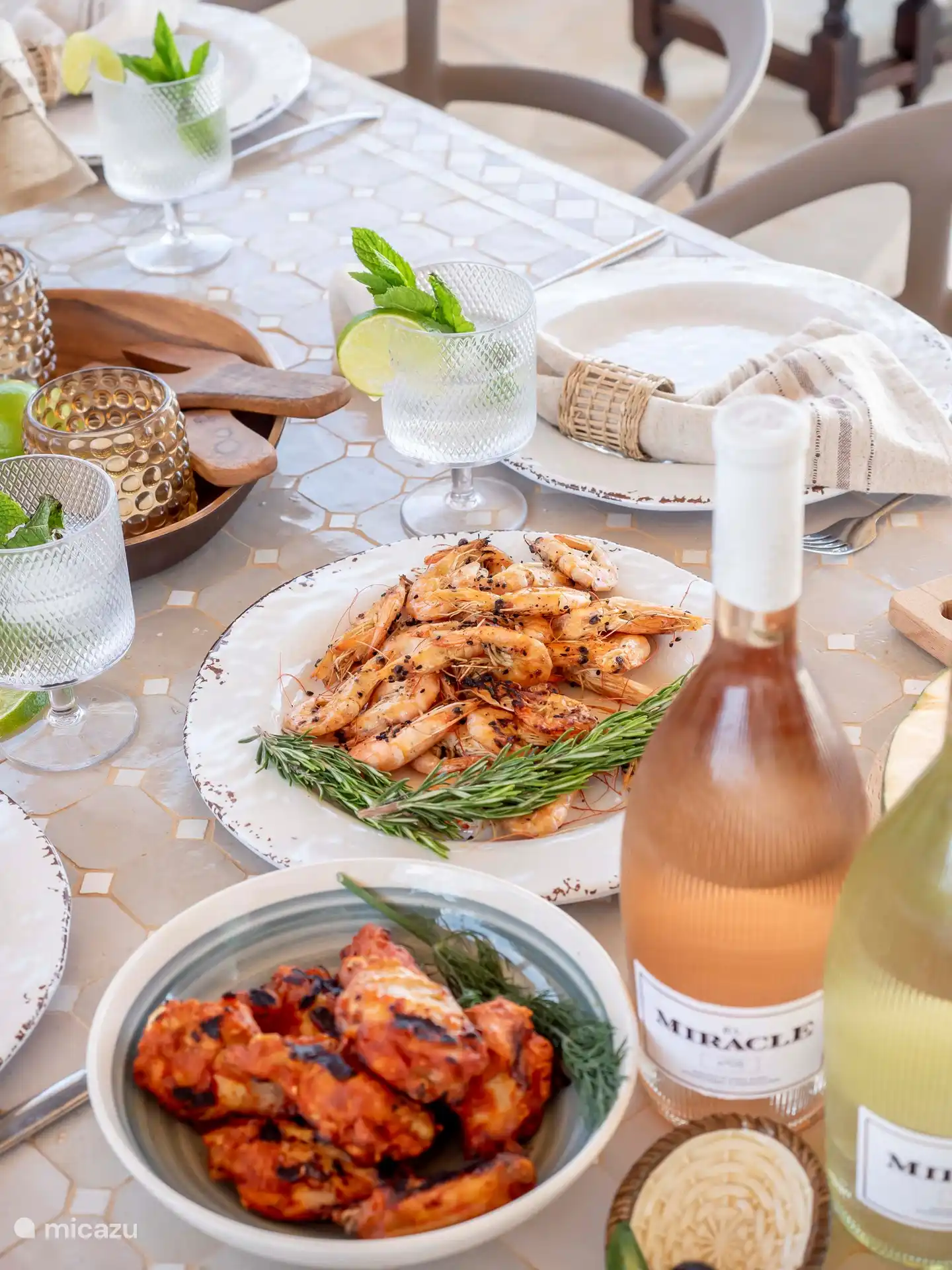 Villa Mero, deliciosa cena en la cocina al aire libre bajo la pérgola.
¡En la gran barbacoa de gas Grandhall puede asar los platos más deliciosos!