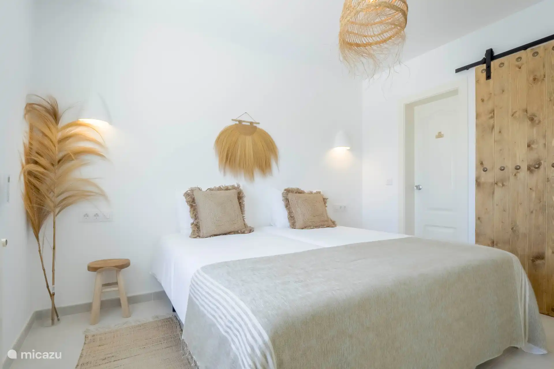 Dormitorio #5, estilo ibicenco (arriba) con baño en suite