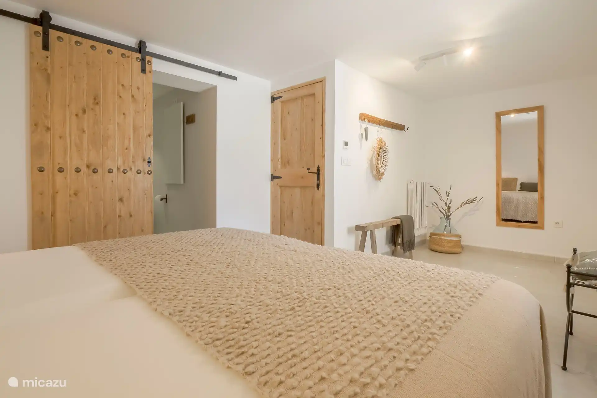 Dormitorio principal #3 en la planta baja, con baño en suite
