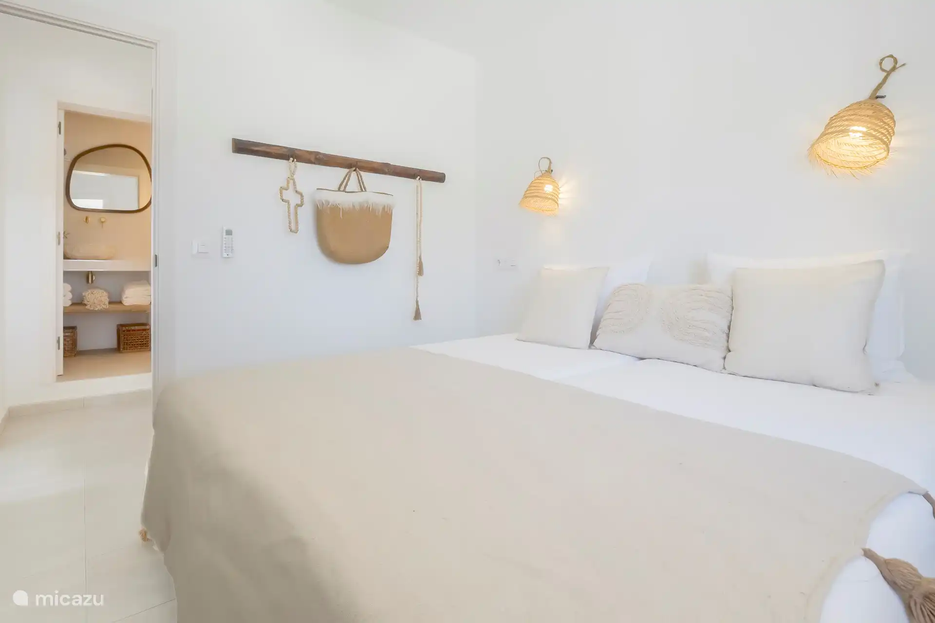 Dormitorio #2, abajo.
Con armario empotrado independiente y baño.