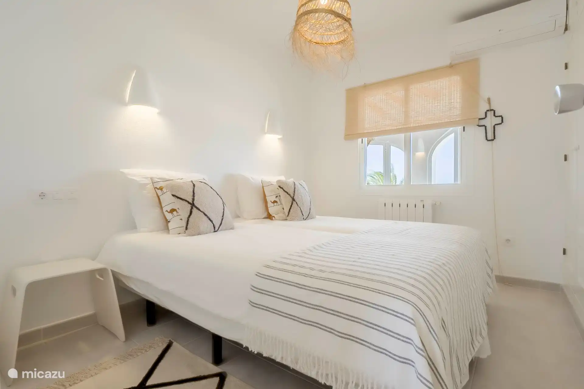 Dormitorio #4, arriba.
Con gran armario empotrado y baño independiente.