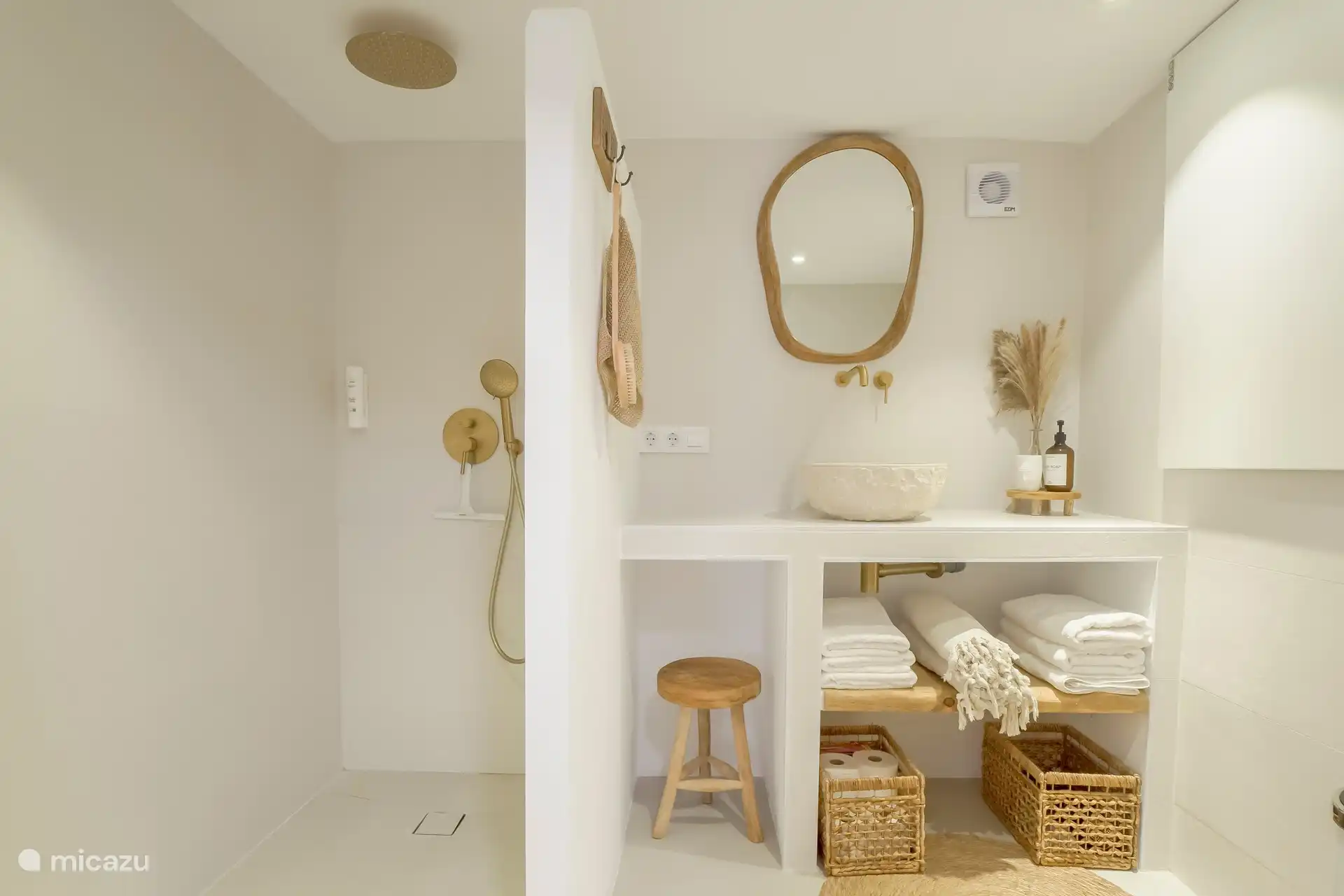 Villa Mero detalla el baño separado #1, abajo
