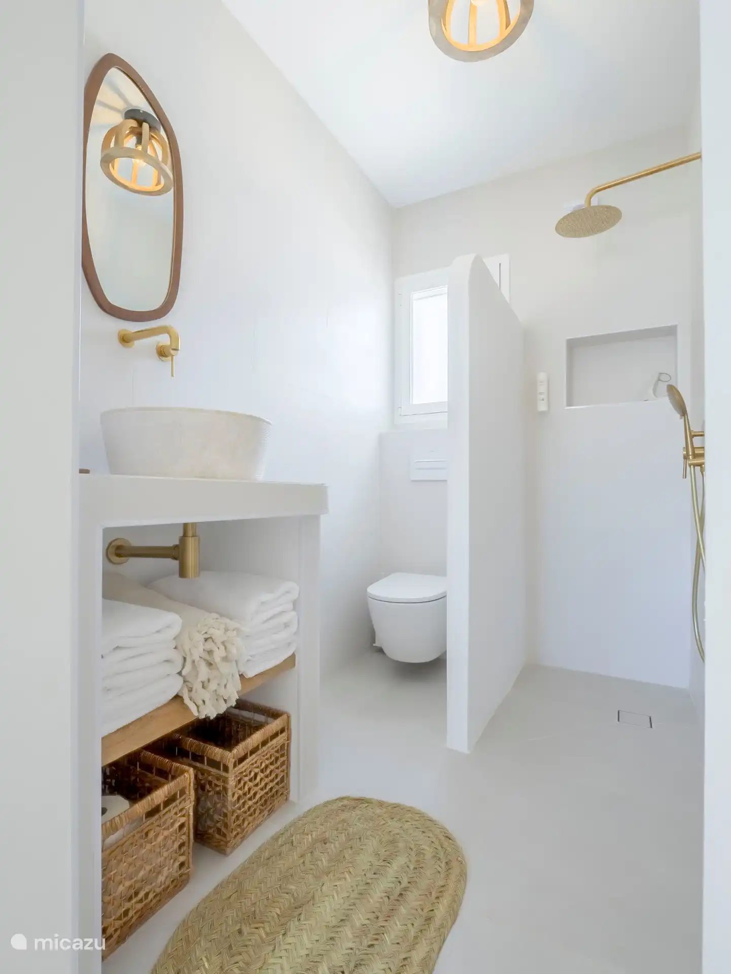Baño en suite (arriba) para el dormitorio n.° 5; todos los baños fueron renovados en 2024 en estilo mediterráneo.