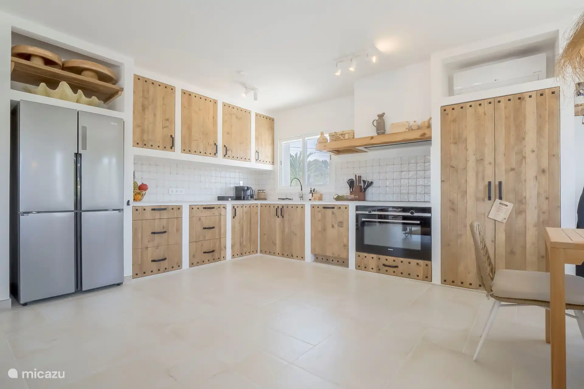 Cocina de estilo ibicenco, arriba.
Con frigorífico grande, lavavajillas, placa de inducción, horno y mucho espacio de almacenamiento.