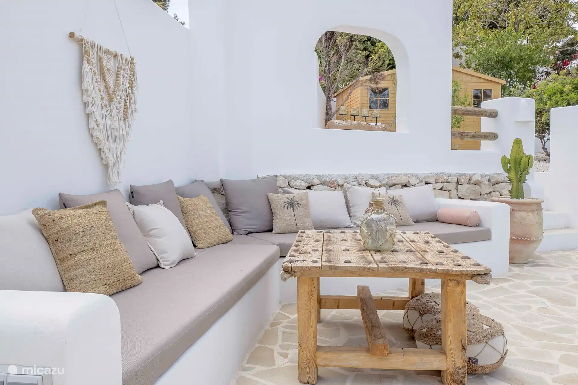 ¡Zona de estar en la terraza de la piscina con un encantador ambiente bohemio!