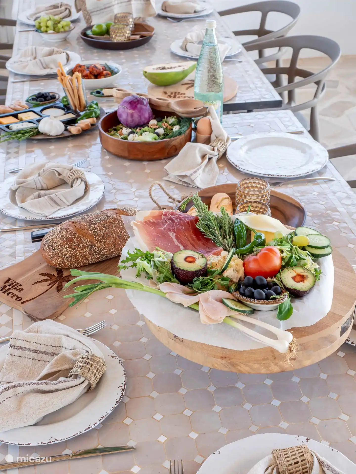 Villa Mero, deliciosa cena en la cocina al aire libre bajo la pérgola