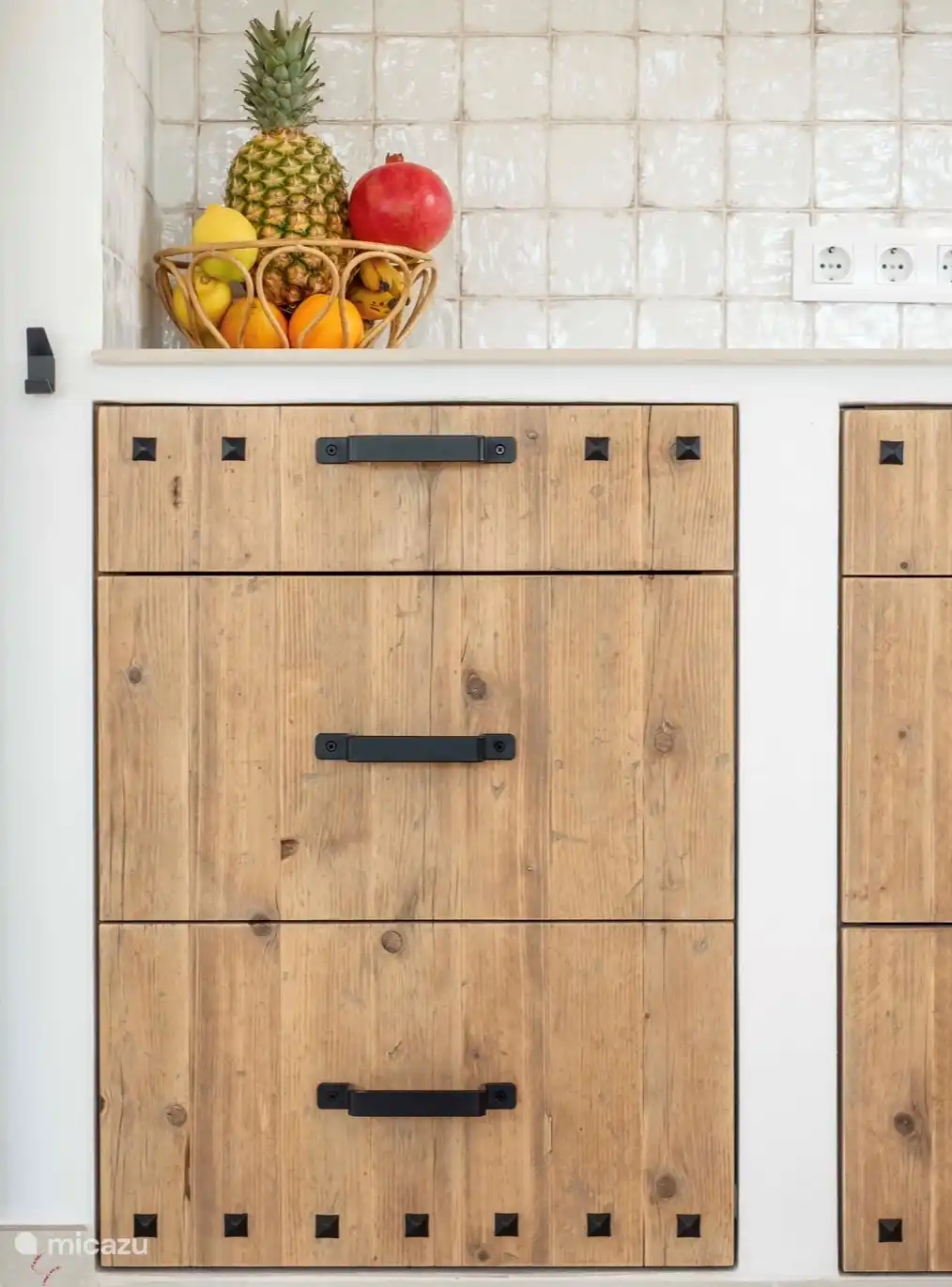 Villa Mero, detalles frutero en cocina ibicenca.
Visite los acogedores mercados para disfrutar de bonitas baratijas o deliciosas frutas.