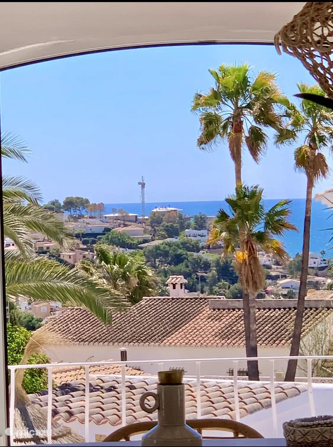 Vista de las palmeras que se balancean y el mar Mediterráneo desde la naya de arriba