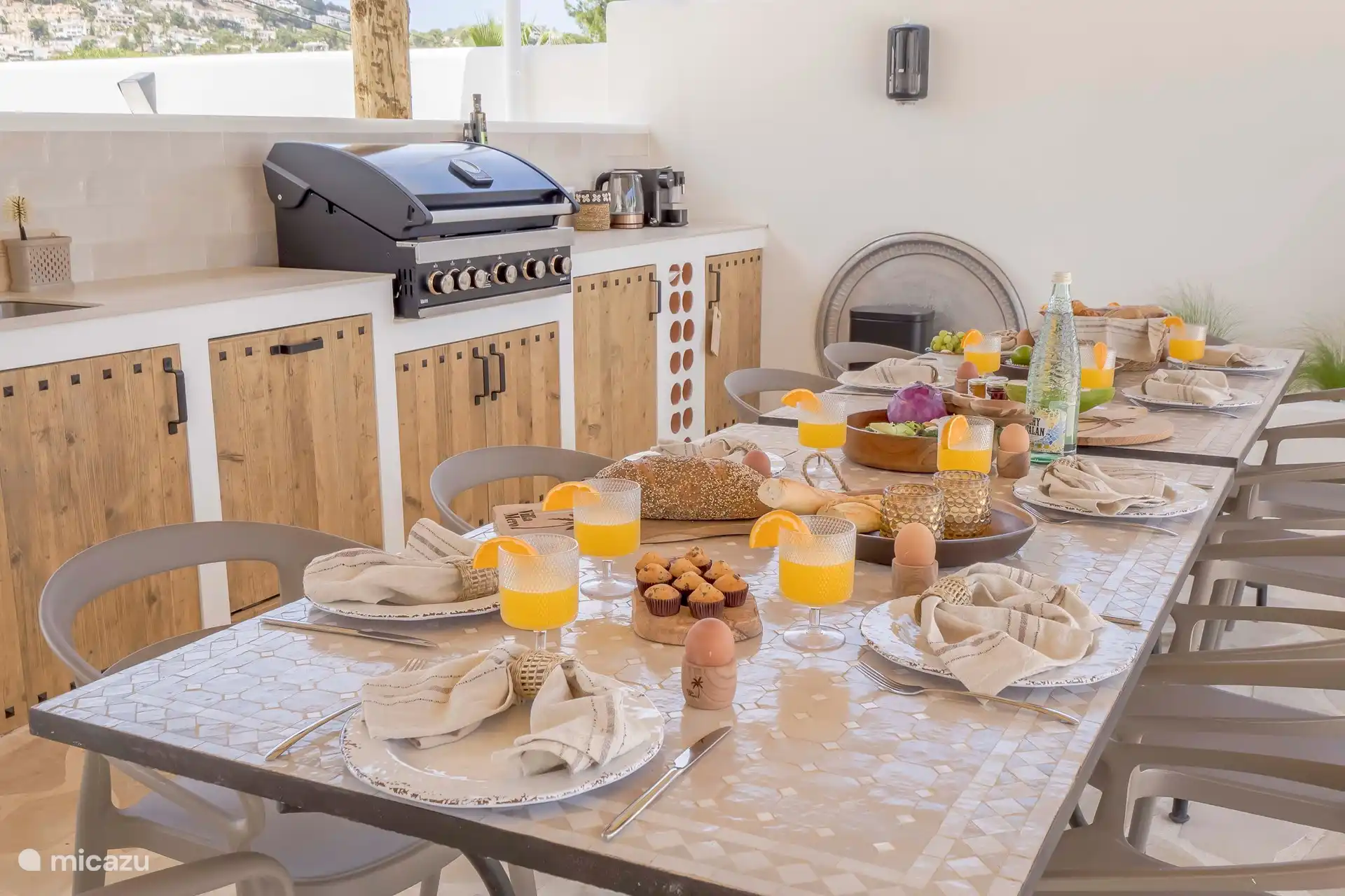 Pérgola Villa Mero con cocina exterior de estilo ibicenco con frigorífico, lavavajillas, barbacoa, 10 personas. comedor con hermosas mesas con mosaicos zellige y una amplia terraza al aire libre, con varios. zonas de estar, ducha exterior, WC separado