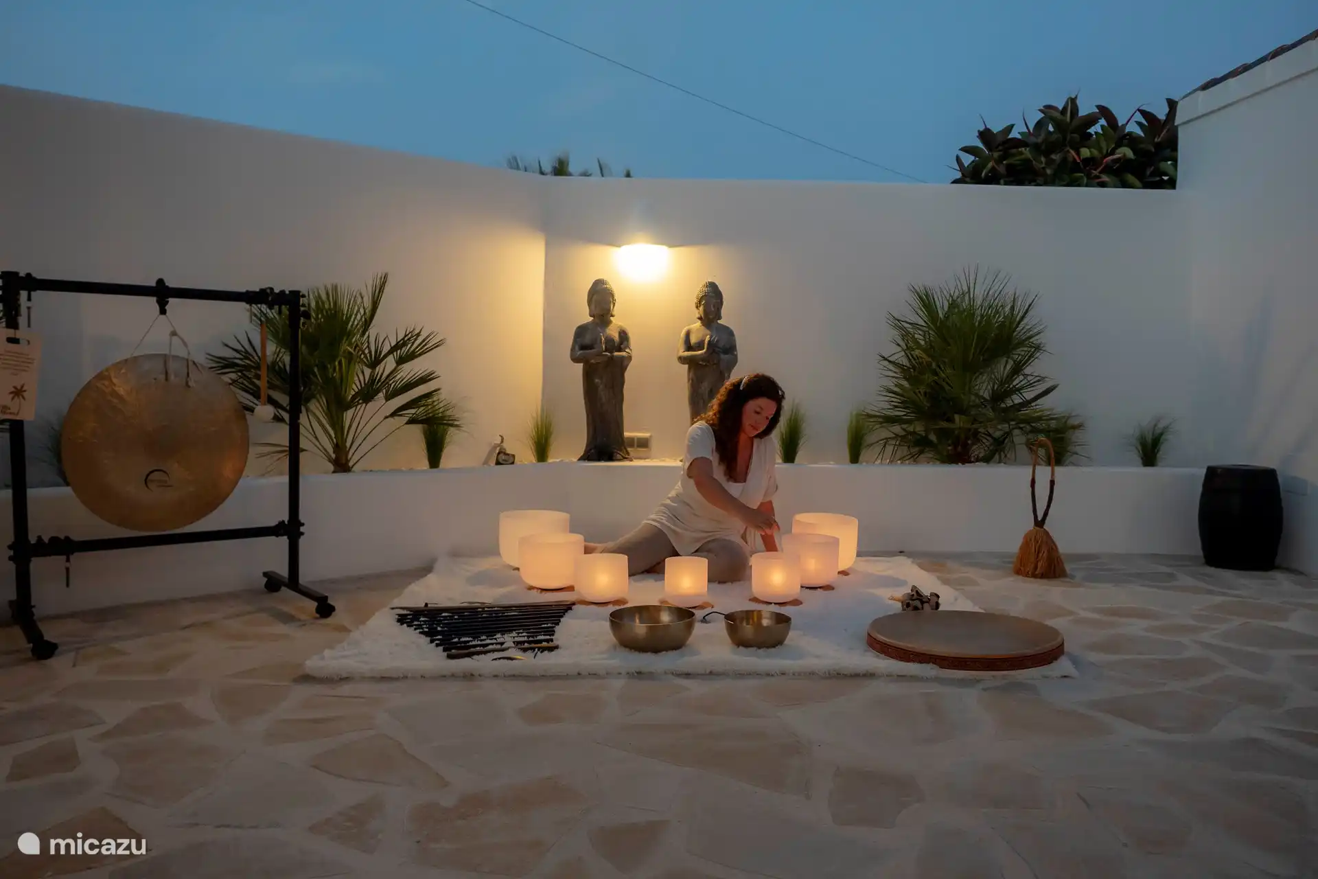 Instalaciones de yoga/meditación/masajes para 10 personas, adecuadas para retiros/talleres/team building/equipos de ciclismo.
Disponible: colchonetas y bloques de yoga, cojines de meditación, máscaras para los ojos, mantas, cuenco tibetano, gong, mesa de masaje.
En la imagen, una serena sesión de cuencos tibetanos de Denise Flow en Soundbath