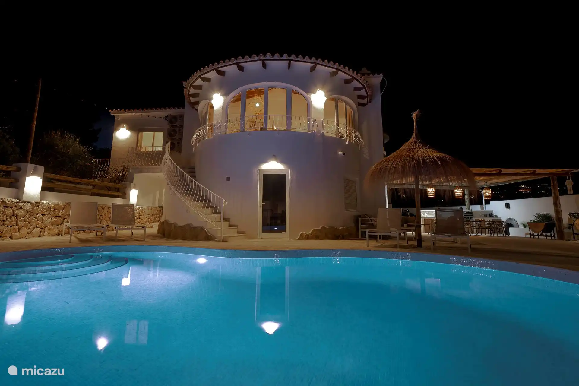 Villa Mero de noche