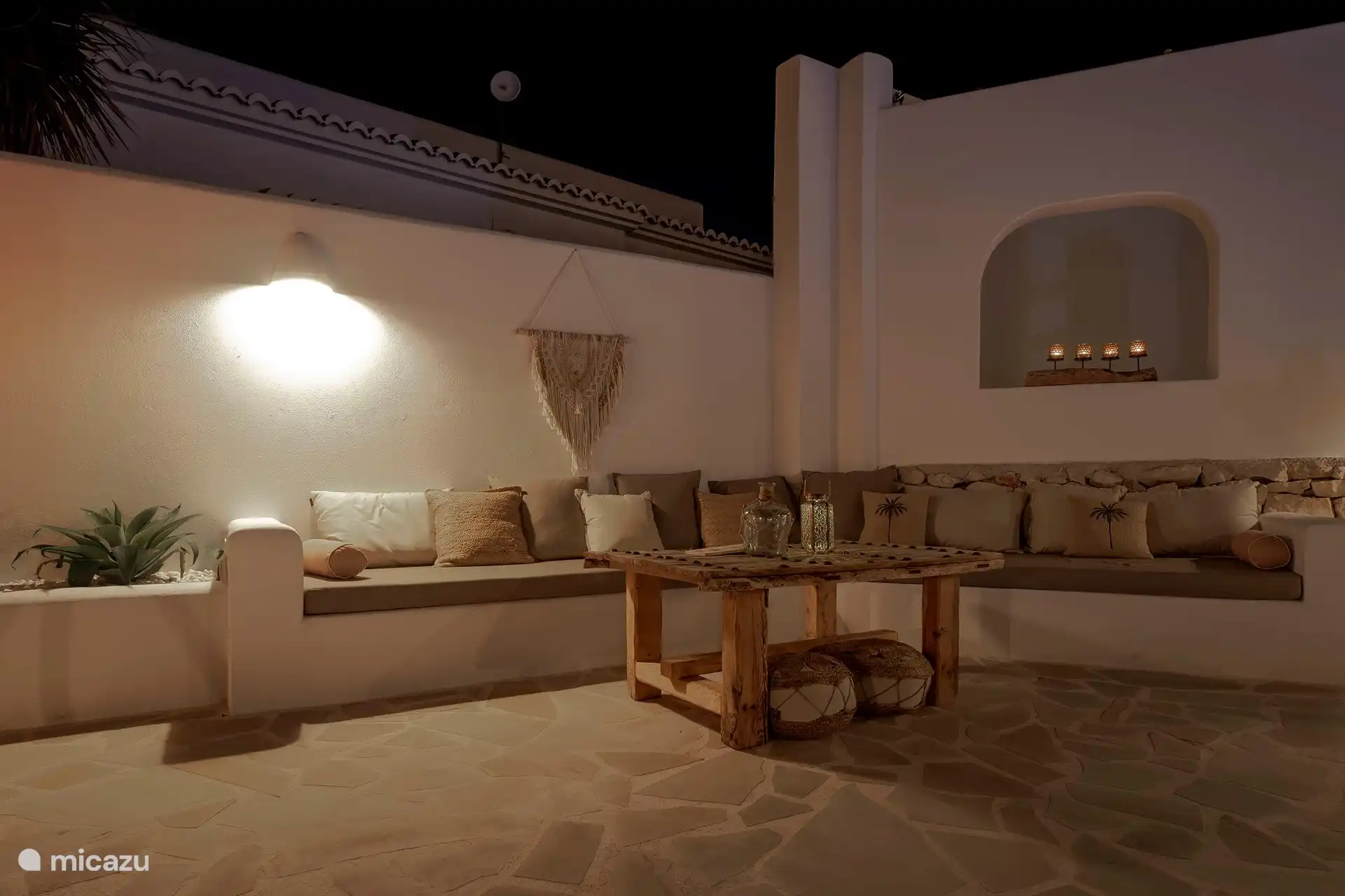 Villa Mero con asientos en la terraza de la piscina, por la noche