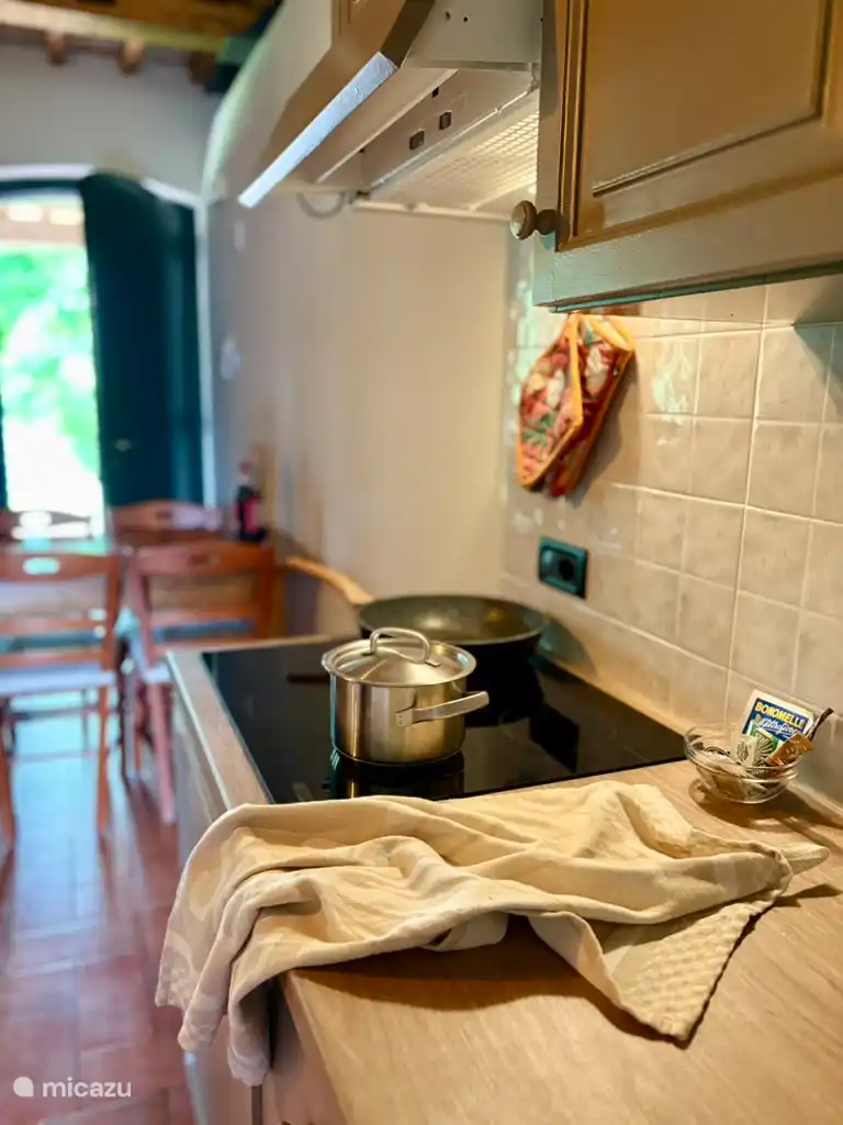 Zicht vanaf de keuken op de eethoek