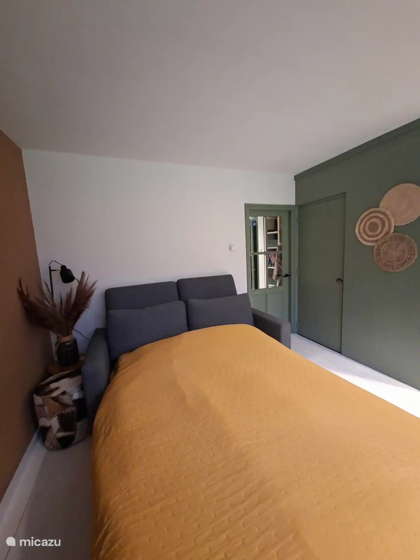 Sofa im Wohnzimmer (1,40 m breit) 