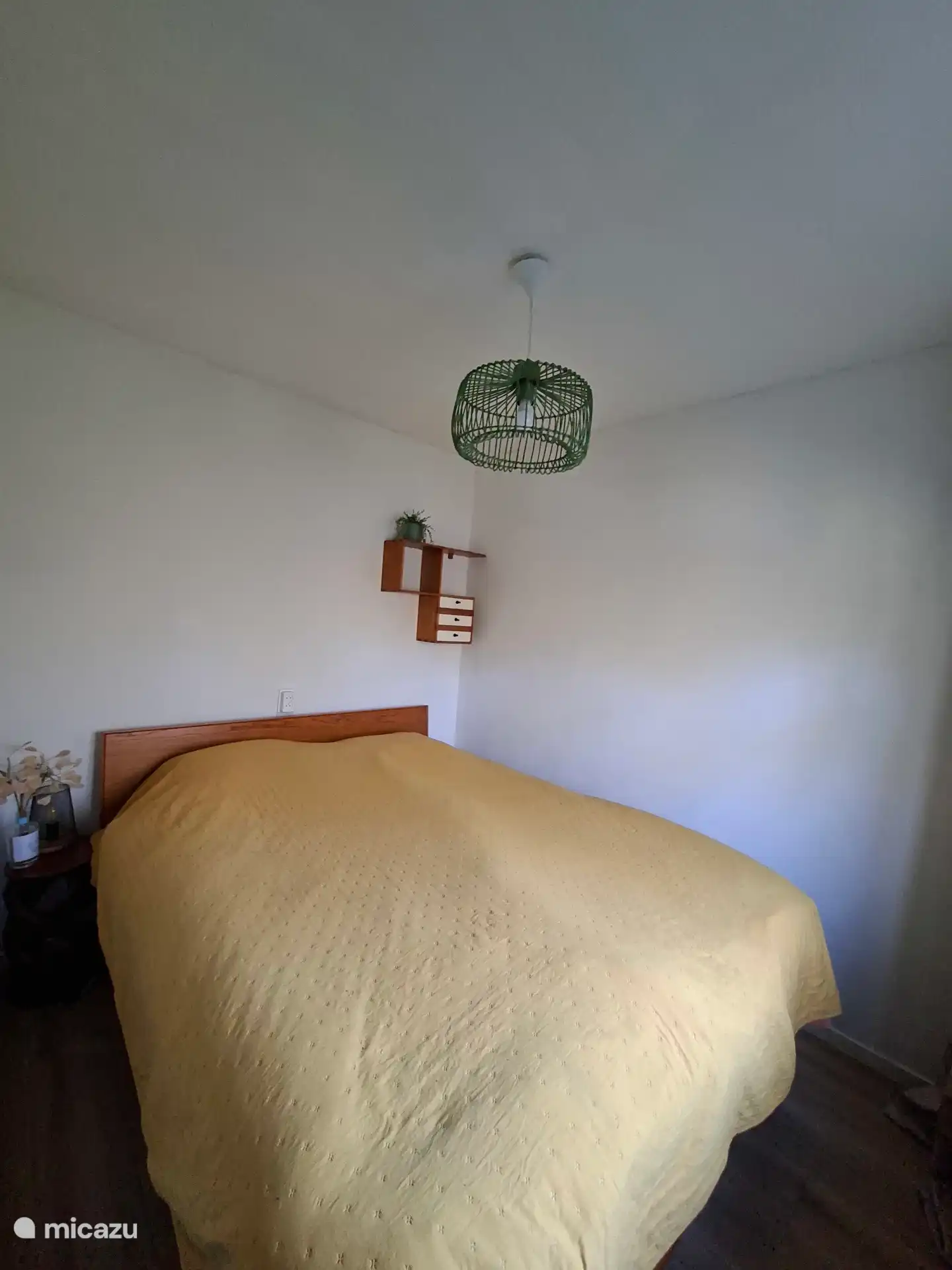 Schlafzimmer mit Doppelbett (1,60 m breit)