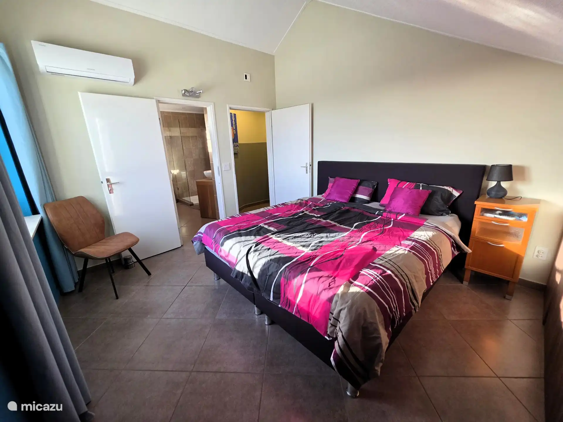 Slaapkamer 3 op 1ste verdiep
- airco
- eigen badkamer + toilet