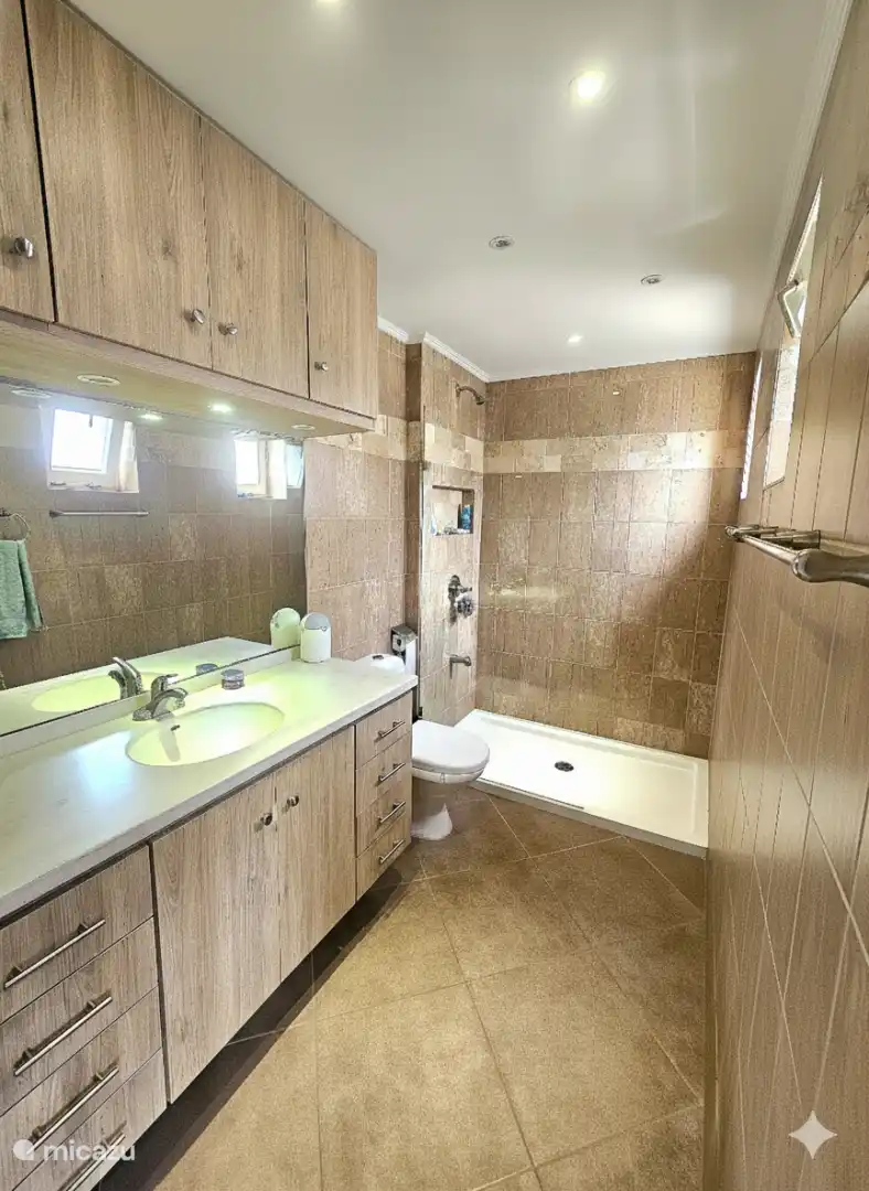 Badkamer 2 op 1ste verdieping
aansluitend aan slaapkamer 2