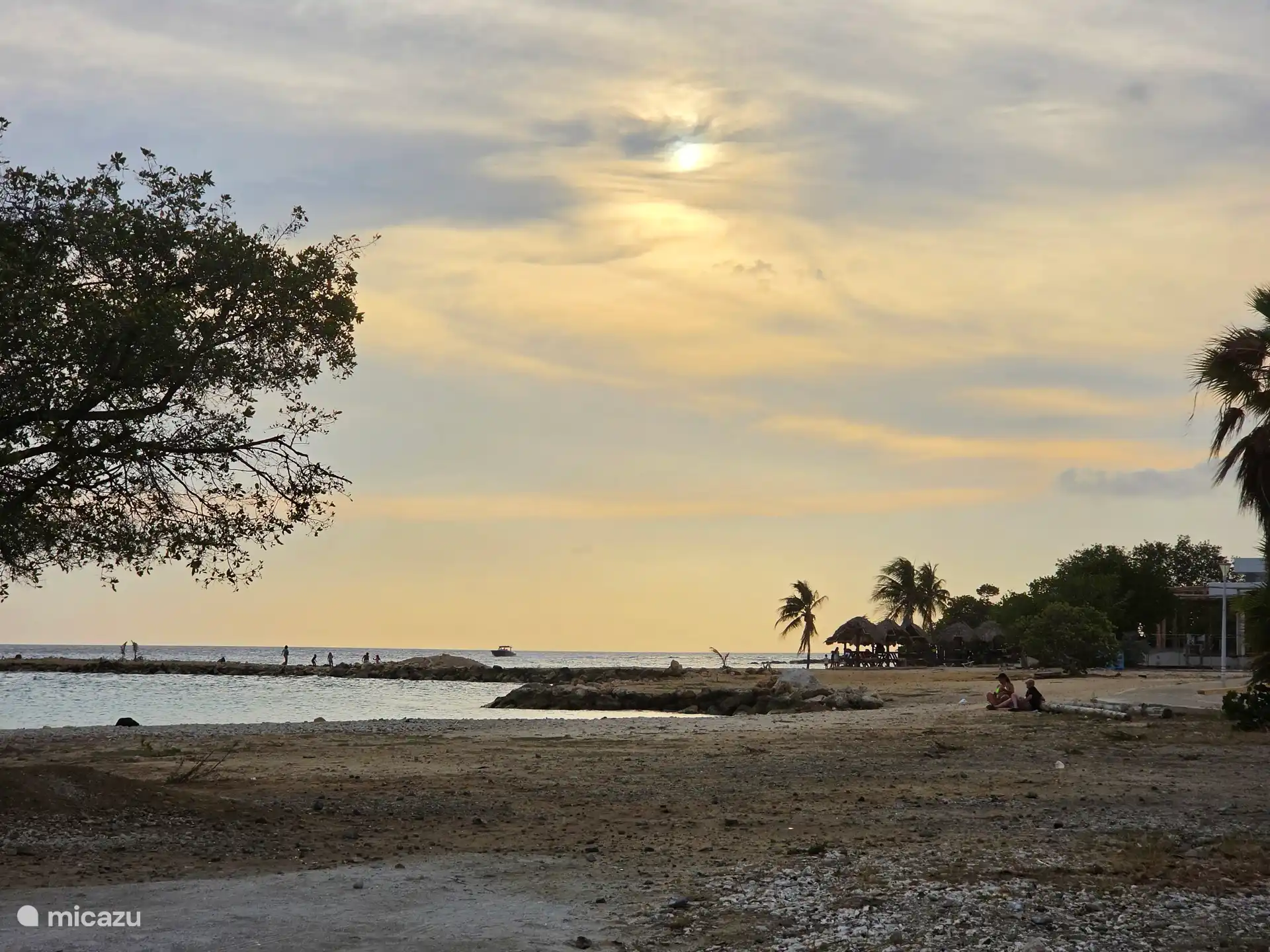 strand vlak voor het resort