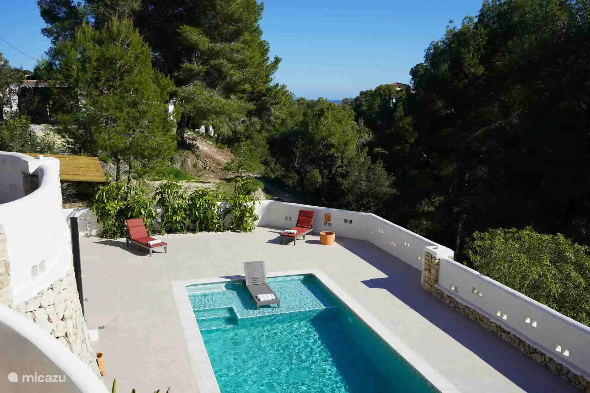 Vista de la piscina y del mar Mediterráneo