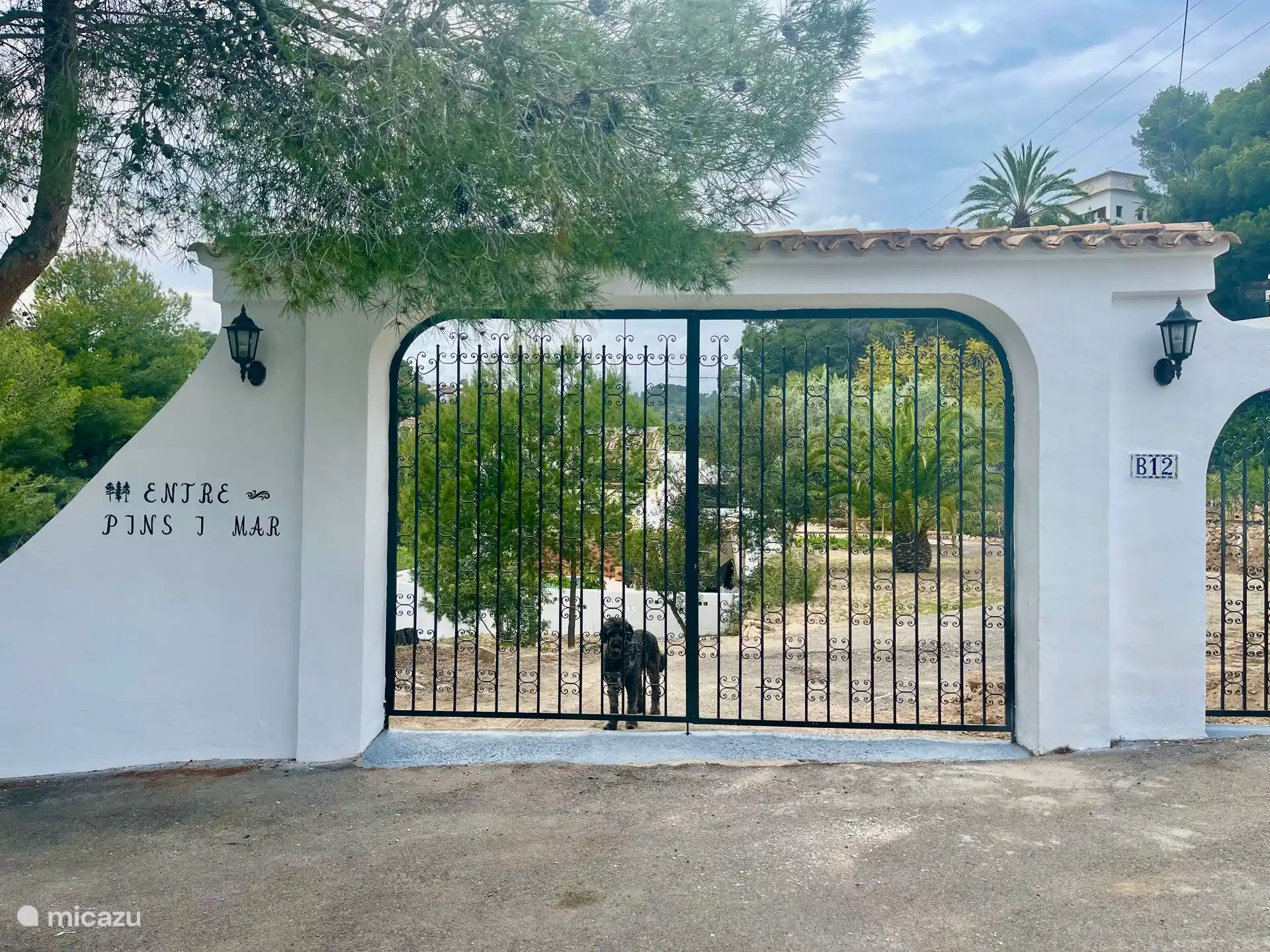 La entrada y la puerta de la Villa