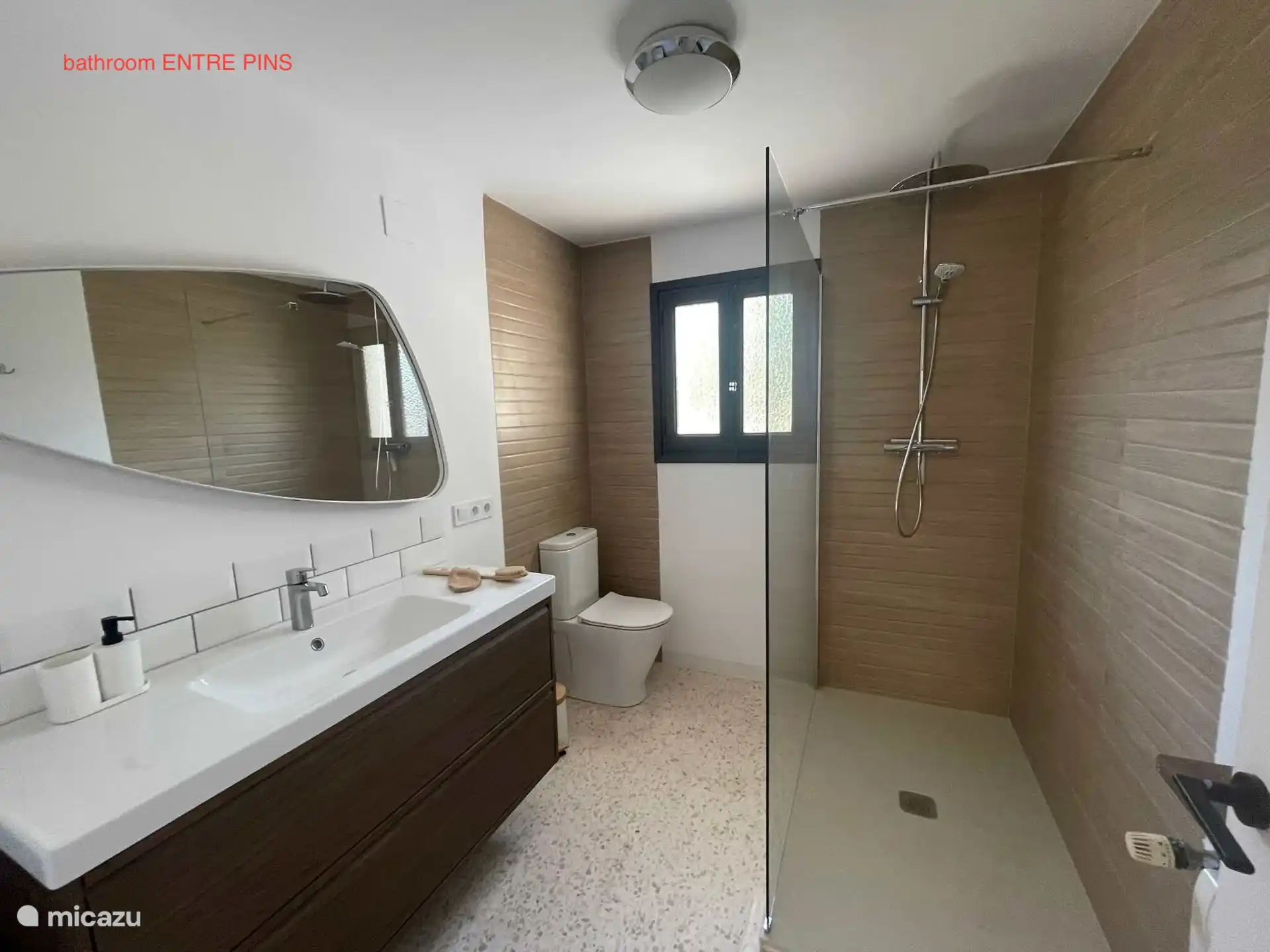 PINS ENTRE del baño