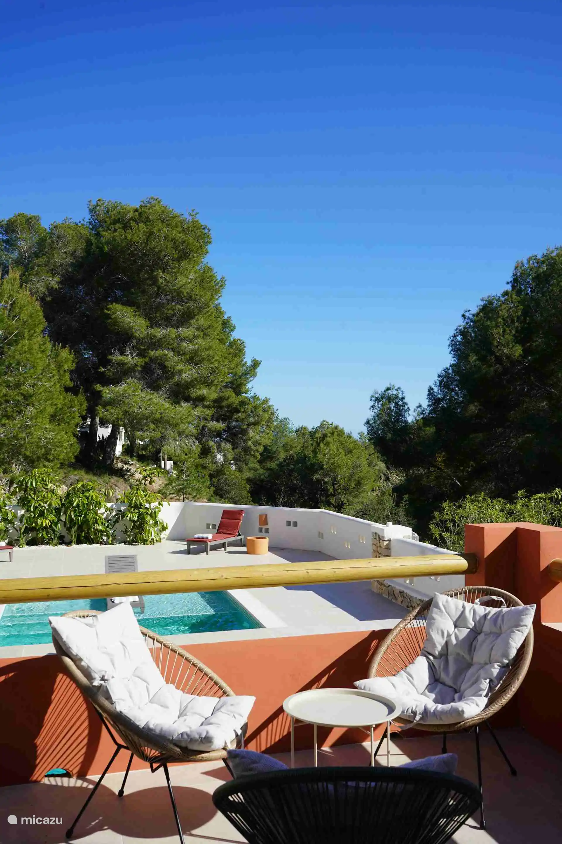 Siéntate cómodamente en tu veranda o toma el sol en la terraza de la piscina